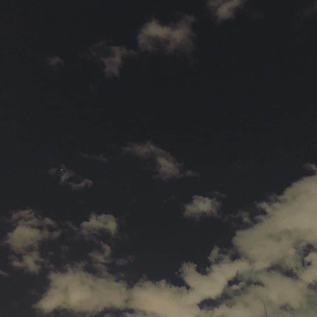 石川亜沙美のインスタグラム：「夜空も好き 見上げてた空 テクテク散歩🚶‍♀️✨✨ #2020.11.04」