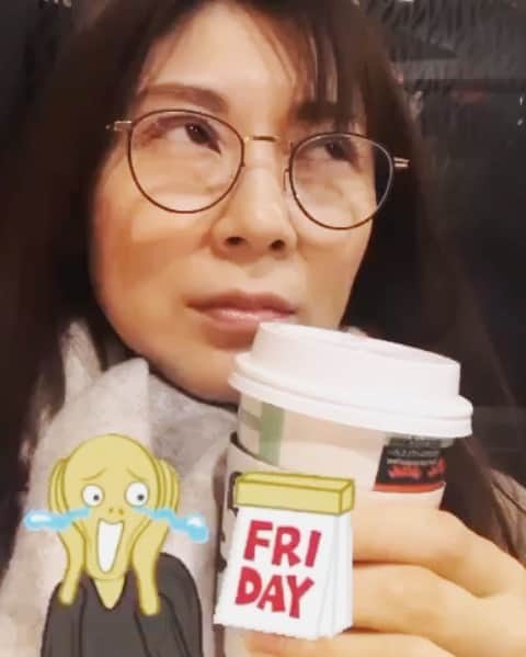 MIHOのインスタグラム：「【年に数回のスーパーヘルシーチョイス】  年に数回だけ飲み物チョイスを間違える時がある  今日は年1は行くようにしている  人間ドックの日  前日はポテチとかたべてたのに 当日はバリウムとかいろいろなものに惑わされ、笑  一時的に好みのリミットを越えた健康志向になるという、不思議な人間ドック  結果が30分ほどで出ます！というので、スタバでいつものブラックより寒いからココアでも飲もうと思ったが、いや、牛乳よりソイとかアーモンドミルクがよかろう、と、アーモンドミルクラテをヘルシー気取りで頼んだ  ら  やっぱりマズい、笑　  いや、脳みそ騙せばと  2口目...もやっぱりマズい、笑  好みの問題です、ごめんなさい  健康のために少し我慢して飲もうと、年に数回かは説き伏せトライ  ...やっぱりダメだよ、もったいないんだよ と、ブツブツいいつつチビチビと完飲、笑  キューサイの青汁の八名さんがでてきそうです〜  あ、これ、昭和人しかわからないかもだ、笑  自分がおいしいと思えるものをバランス良く、噛んで腹八分で終えたい  チチィとママンに 『そうやって好きなものばかりたべてると、体壊すよ』 と、諭しつつ、お部屋でコッソリお菓子パーティーしてるのは私です、笑  今朝もチチィが送ってくれる車の中で、なにはともあれ健康でいようよ、と、話してました  みなさんも秋の健康診断 人間ドック以外にも、区や市のものを利用するとしっかりうけれるので調べてみてくださいね☺︎  #人間ドック #今年も無事に終了 #ヘルシー #アーモンドミルク #ソイミルク #やっぱり飲めないよ #別にカボチャ食べたい訳じゃなかったよ #ごめんなさい #肺が宇宙みたいで先生とプラネタリウム気分 #スターバックスは大好きです☺︎ #無理なヘルシーチョイスは今日で終わりにします😹 #2枚目は私の肺 #先生とプラネタリウム気分で眺めてました」