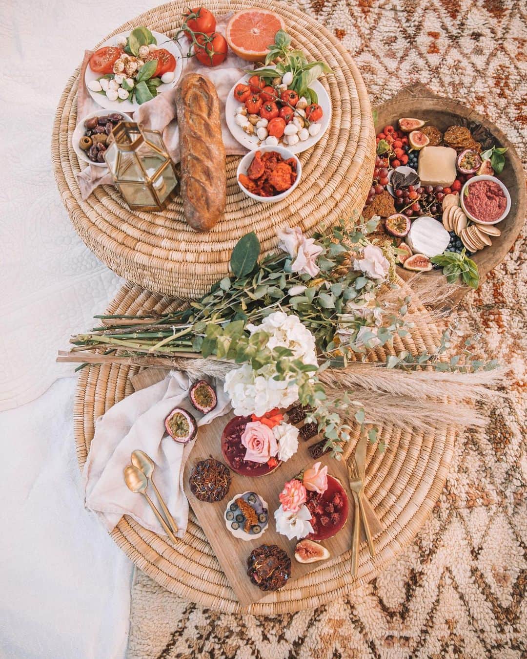 SPELLさんのインスタグラム写真 - (SPELLInstagram)「The prettiest beach picnic, many moons ago 🌙  take a deep dive into our #spelldiy section of our blog 🍇」11月4日 20時18分 - spell