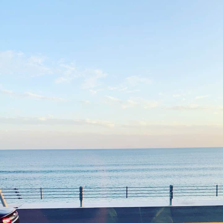 渥美友里恵のインスタグラム：「「🚃」  江ノ電の車窓から  #江ノ島 #七里ヶ浜 #鎌倉 #江ノ電 #景色 #海 #空 #enoshima #shichirigahama #kamakura  #enoden」