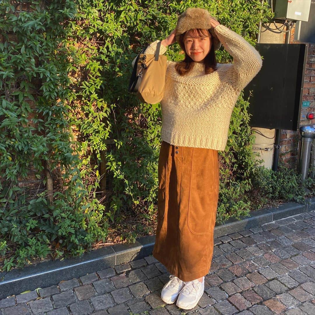 のインスタグラム：「🧸 . 夕陽を浴びるくろだ . 寒かったり、暑かったり、 "いつもと同じと思ったらいかんよ"って お天気が気を引き締めさせてくれるね🧶 . みなさん、お風邪などひかれませんように☺︎ . . #ニット#ニットコーデ#秋コーデ#もこもこ帽子#グッドビアの店長もとひろさんが福岡で1番似合うと思う帽子#通称もとひろ帽#勝手にすいません#🧸」
