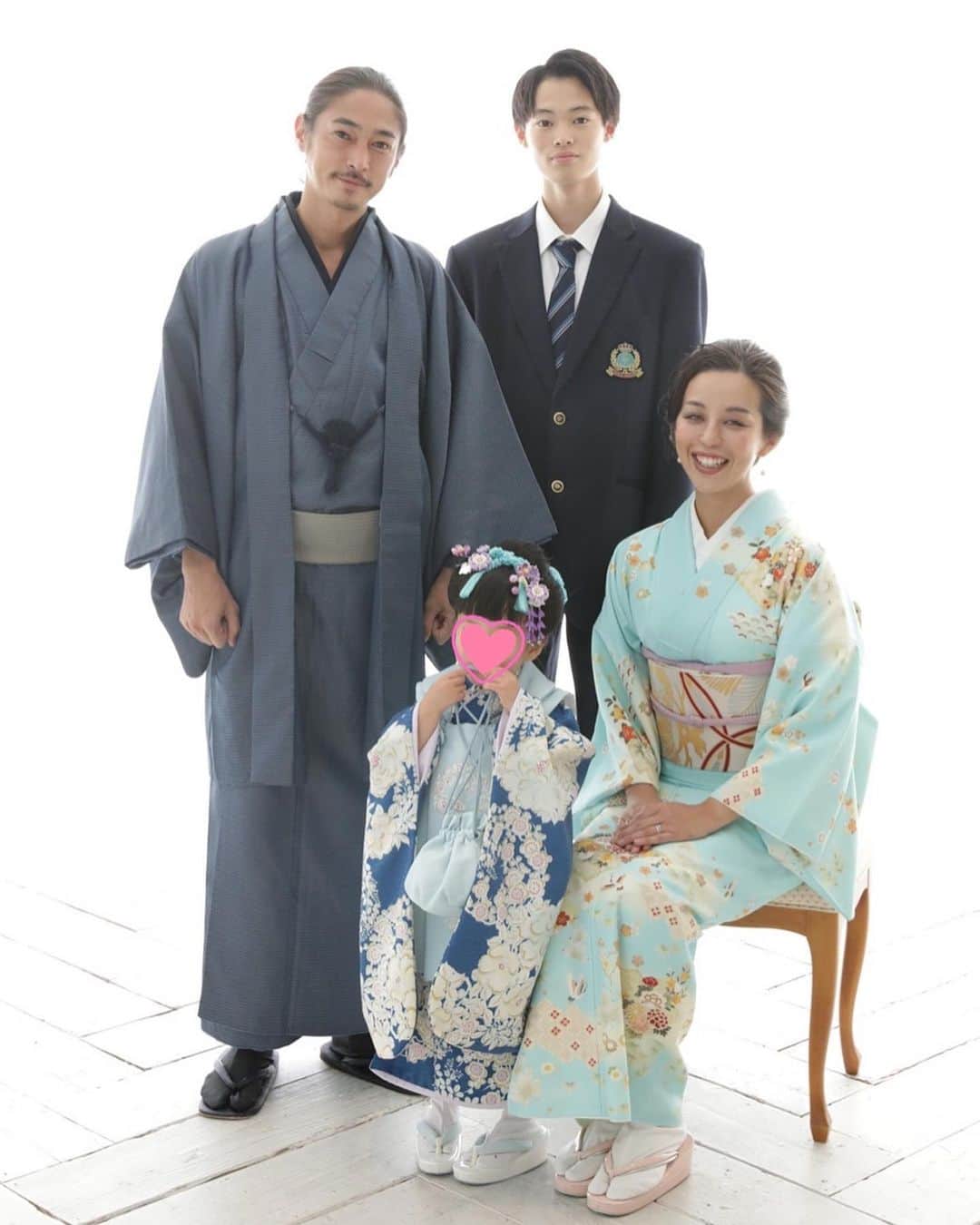 のインスタグラム：「七五三👧🏻👘❤️✨  娘が3歳の七五三を迎え、記念撮影をしました🌈✨  大好きな青のお着物を着せてもらって、素敵な日本髪に結ってもらった 可愛らしい娘の晴れ姿を見ることが出来て、本当に幸せでした🙏🕊❤️✨  ・・・  #七五三 #三歳 #お祝い  #love #happy #family #mamalife #753 #familyphoto」