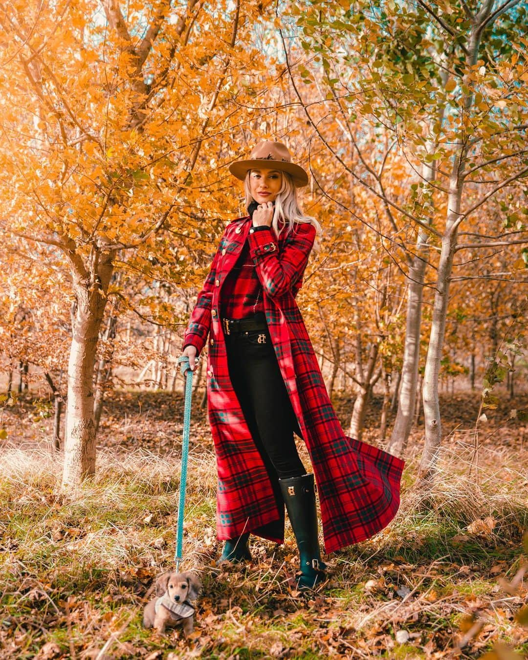 ビクトリアさんのインスタグラム写真 - (ビクトリアInstagram)「ad. Told you I was only dressing up for the dog walks now 🥰 This was @littleboe’s first outing into the countryside, so we both wore matching tartan ☺️ Head to toe in my @hollandcooperclothing Edit - the cosy red tartan knit, Marlborough trench coat, fitted black jodhpurs and the beaut new matte black wellies, out on November 12th! I hope you’ve treated yourself from something from the edit! ✨ #LifeInHC #HollandCooper」11月4日 20時22分 - victoria