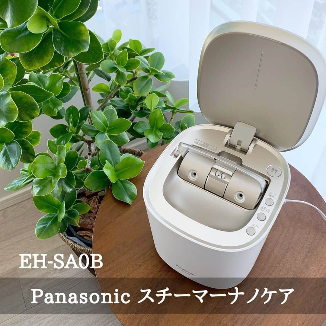 Arisaさんのインスタグラム写真 - (ArisaInstagram)「【Panasonicスチーマーナノケア　EH-SA0B】 ・ 6年ぶりのリニューアルとのことで、スチーマー初心者の私はめちゃくちゃ楽しみでした🥺‼️ ここ最近毎日スチーマーで癒されております笑笑 たまに冷える朝やると、顔と首が温まりとても目覚めが良くなります🥰 ・ 今回リニューアルされて、追加された機能が化粧水ミスト機能‼️ 自分の好きな化粧水を専用boxに入れて、ミストボタンを押すと化粧水がミスト化されて噴射してきます🥰 お顔全体に満遍なく行き渡るのでいつも以上に潤う感じがします❤️ ・ 私が好きなモードはクリアモード❤️ 温かいのと冷たいのが交互に出てきて、終わったあと通常のスキンケアをすると、格段に入り方が違うのが分かる😭！ 私今までスチーマーめんどくさくて触れてこなかったけど、使ってみてとっても気に入ってしまったよ😂 また今回のナノスチーマーお洒落だよね！ リビングに置いておいてもインテリア感覚で置けるから嬉しいポイント😆 ・ ・ 余談。 トゥルースジュレクレンズとナノスチーマーでディープクレンジング毎日してるんだけど、これが本当に良い。良い。良いの。 ・ ・ #スチーマーナノケア#スチーマーで素肌力は上がる#パナソニックビューティー#スチーマーケア#クレンジング#ディープクレンジング#PR#panasonic#美肌ケア#おすすめスチーマー」11月4日 20時23分 - saarariii