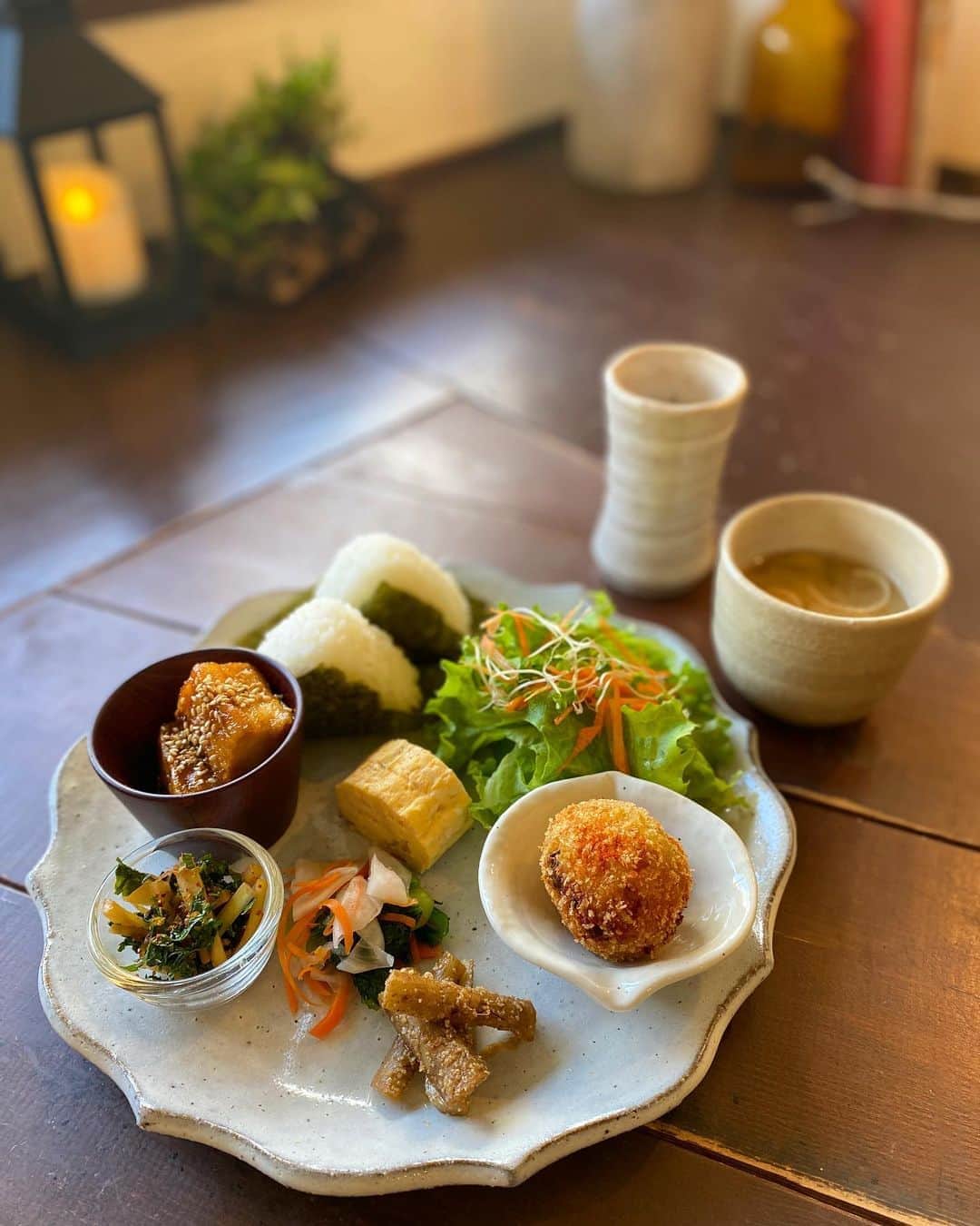 cafezakkagallery-flagのインスタグラム：「▪︎和食プレート▪︎ 今週から新しいメニューです。 だいたい2週3週で変わります。 :メニュー: 枝豆コロッケ たたきゴボウ和え 旬の野菜漬け お大根とミンチの炒り煮 厚揚げ照り焼き だし巻き玉子 おにぎり サラダ お味噌汁 お番茶  お野菜達はいつも京都の普賢寺さんから届けて頂いてます。 とっても新鮮で美味しいのです。 #普賢寺ふれあいの駅   アラジンも出したのでお部屋も ホカホカさせてお待ちしております。 コロナっち対策しつつ ぜひお楽しみ下さいませ。  #cafe FLAG #cafezakkagalleryflag  #大阪カフェ #大阪カフェ巡り #枚方クーポン券使えます  #雑貨のお買い物にもクーポン使用できます #和食ランチ #cafeFLAGのランチ」