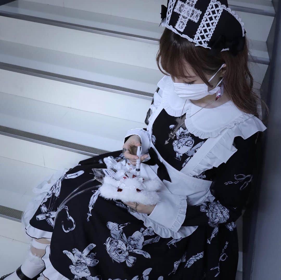 Chikako千佳子さんのインスタグラム写真 - (Chikako千佳子Instagram)「palpitate 🖤 #lolitafashion #classiclolita #gothiclolita #angelicpretty #babythestarsshinebright #metamorphosetempsdefille #toalice」11月4日 20時25分 - cindychikako