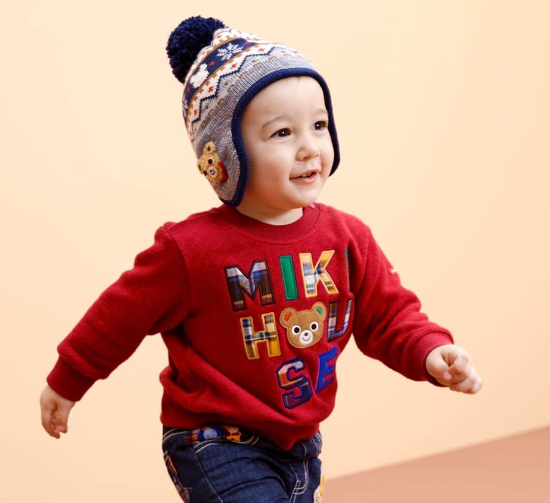 MIKI HOUSE ミキハウスさんのインスタグラム写真 - (MIKI HOUSE ミキハウスInstagram)「☆NEW☆ ミキハウスのニット帽とトレーナーであったかコーデ。 カラフルなロゴが入ったトレーナーは、 冬の新作デザインです。  ニット帽は耳までカバーできるので、 寒い日も元気にお外で遊びたい子どもたちにぴったり。  ぜひチェックしてみてくださいね。 ・ ・ #mikihouse #sweatshirt #kidsfashion #ミキハウス #ベビーコーデ #トレーナー #赤コーデ #ニット帽 #ニット帽コーデ #キッズファッション #キッズコーデ #todayscode #毎日コーデ #新作アイテム #男の子ママ #女の子ママ」11月4日 20時28分 - mikihouse.official