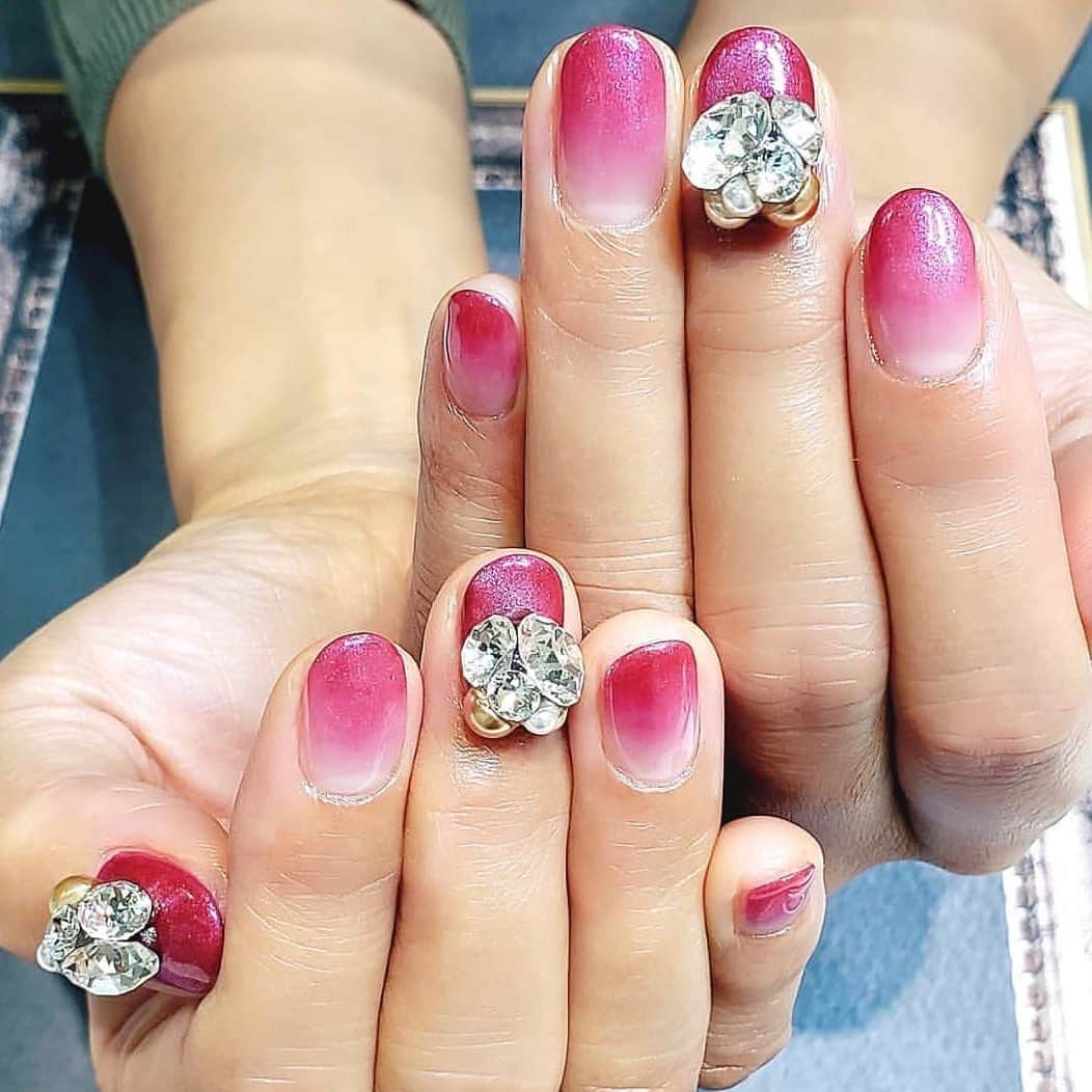 ネイルサロンならネイルクイックさんのインスタグラム写真 ネイルサロンならネイルクイックinstagram やみつきになるスワロフスキーの輝き お爪が華やかに Nailquick Atrevie Otsuka ネイルクイック オー プティボヌール アトレヴィ大塚店