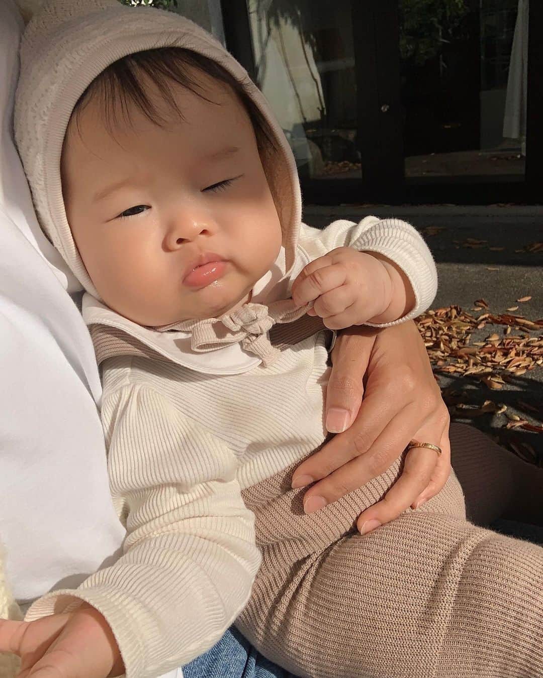 のインスタグラム：「おねむちゃん😪♡ ・ ・ ストーリーにご質問いただいてたボンネットは @tesoro___baby のものです👶🏻 可愛くて沢山写真撮ってしまう。。🙈 ・ ・ ・ #生後5ヶ月#babygirl#ボンネット#tesorobaby#親バカ部#みここーで」