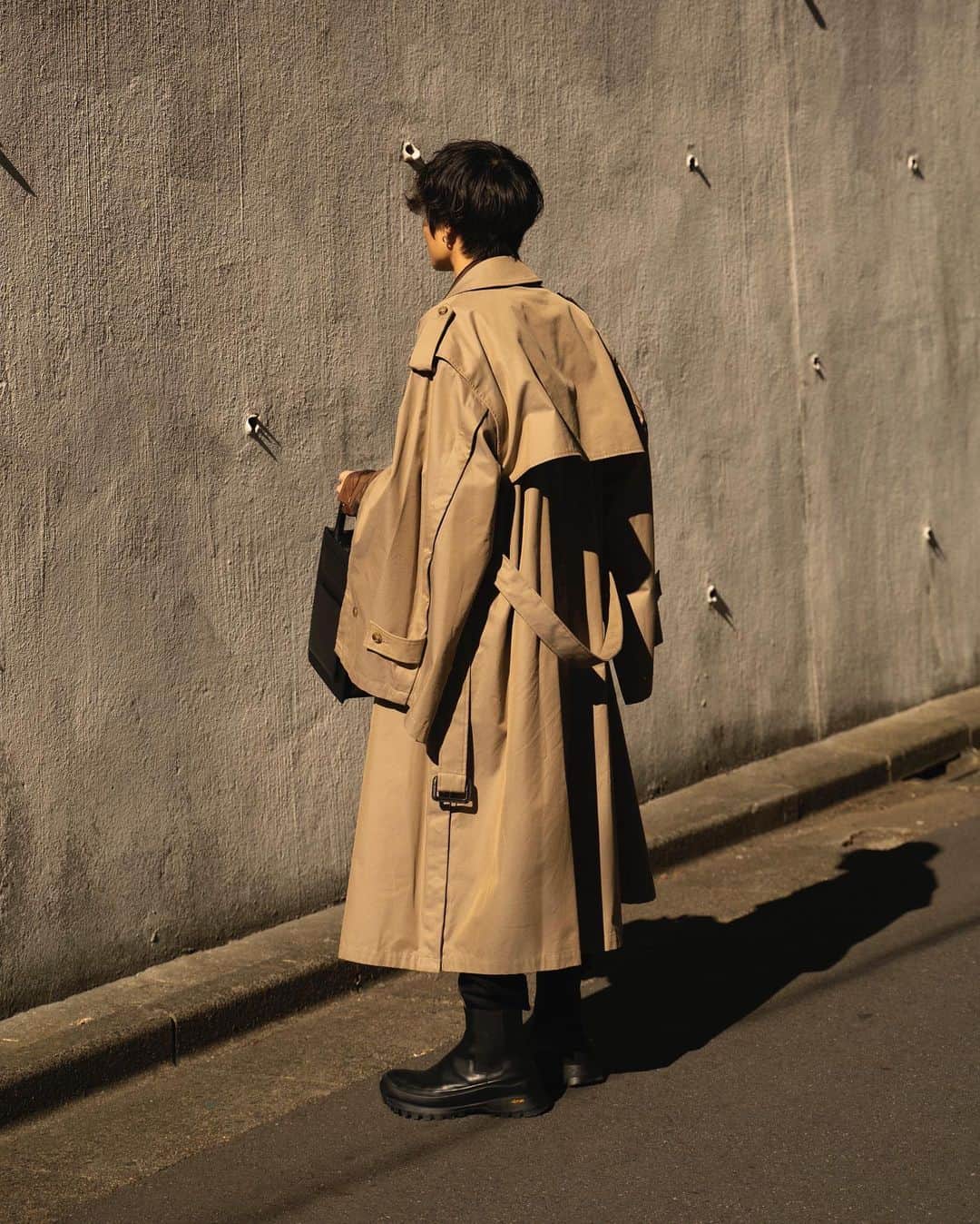 Ryoさんのインスタグラム写真 - (RyoInstagram)「ㅤㅤㅤㅤㅤㅤㅤㅤㅤㅤㅤㅤㅤ @ssstein_design DEFORMATION TRENCH COAT 。 袖の内側・外側、袖の入り口、サイドスリット等の内側に施されたボタンにより様々な表示を魅せるトレンチ コート。ギミックが詰まりながらもミニマルな印象。ベストにもなり、着てて楽しいコートです！今の時期にぴったり☺️ ㅤㅤㅤㅤㅤㅤㅤㅤㅤㅤㅤ coat:#ssstein shirt:#masu tee:#yoketokyo pants:#ssstein shoes:#jilsander bag:#biede」11月4日 20時32分 - ryo__takashima