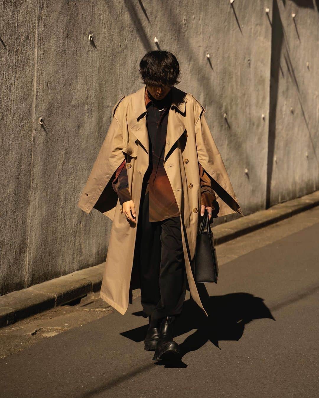 Ryoさんのインスタグラム写真 - (RyoInstagram)「ㅤㅤㅤㅤㅤㅤㅤㅤㅤㅤㅤㅤㅤ @ssstein_design DEFORMATION TRENCH COAT 。 袖の内側・外側、袖の入り口、サイドスリット等の内側に施されたボタンにより様々な表示を魅せるトレンチ コート。ギミックが詰まりながらもミニマルな印象。ベストにもなり、着てて楽しいコートです！今の時期にぴったり☺️ ㅤㅤㅤㅤㅤㅤㅤㅤㅤㅤㅤ coat:#ssstein shirt:#masu tee:#yoketokyo pants:#ssstein shoes:#jilsander bag:#biede」11月4日 20時32分 - ryo__takashima