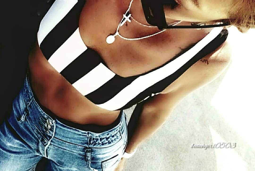 𝑵𝒐𝒓𝒊のインスタグラム：「. . . 最近食欲と物欲がハンパない😵 特に物欲!! 欲しい物がありすぎて ポチポチする指が止まらない🤣w 買うか迷ってて保留にしてるのも たくさんあるし、既にポチった物も....😜 . . . 食欲の秋とは言うけど 物欲の秋って言う?!😂 でも、まぢそんな状況😅 . . . . 📷コツコツ地味に続けてる宅トレ💪 食事制限出来ない人だからw ほんのちょっとずつだけど インナーマッスル成長してきてる👌 っていっても力抜くと、この腹筋の筋 すぐかくれんぼしちゃうんだけどね😅‪‪💦‬ 永遠課題の皮下脂肪問題😑 . . . . . #diet #workout #bodymake #denim #fashion #silver #accessories #instafashion #食欲の秋 #ダイエット #宅トレ #筋トレ #腹筋 #ボディメイク #筋トレ女子 #腹筋女子 #ファッション #海外ファッション #外国人風  #シルバー  #アクセサリー #ネックレス #プチプラ #小麦肌 #大人女子 #インナーマッスル #ダイエット女子 #デニム #ストライプ #シンプル」