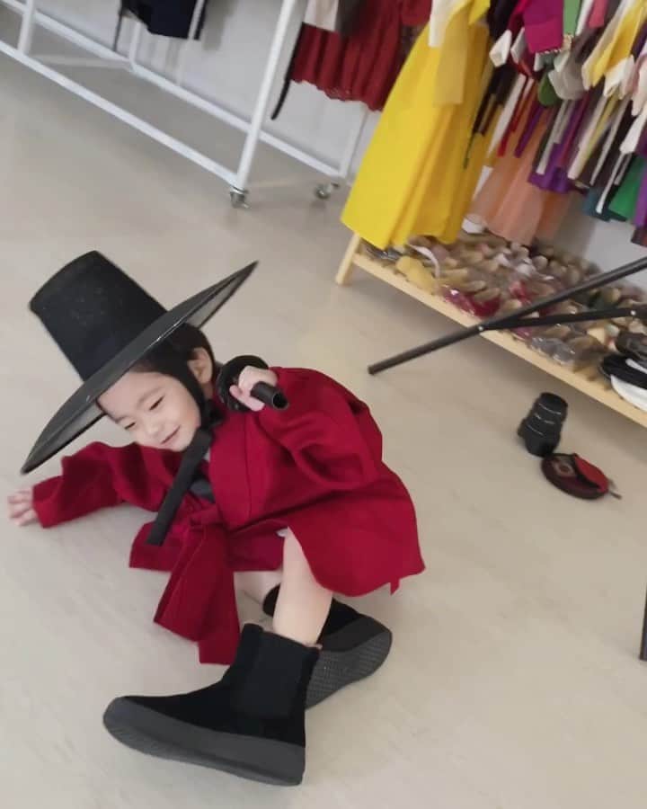 ウンチェのインスタグラム：「#지난영상 표정 뭐냐고 진짜 , 넌 그냥 사랑이야♥️  누나 촬영장 따라가서 누나 한복 입은거 보더니  자기도 한복 입혀달라 , 삿갓도 씌워달라 ,  누나 촬영 소품이었던 검 들고  쓰러지는 연기와 비장한 표정연기는 덤 🙊 (하의실종의 비화는🤫) - - - - #아들스타그램 #육아스타그램  #럽스타그램 #울집 #2호 #뜽유」