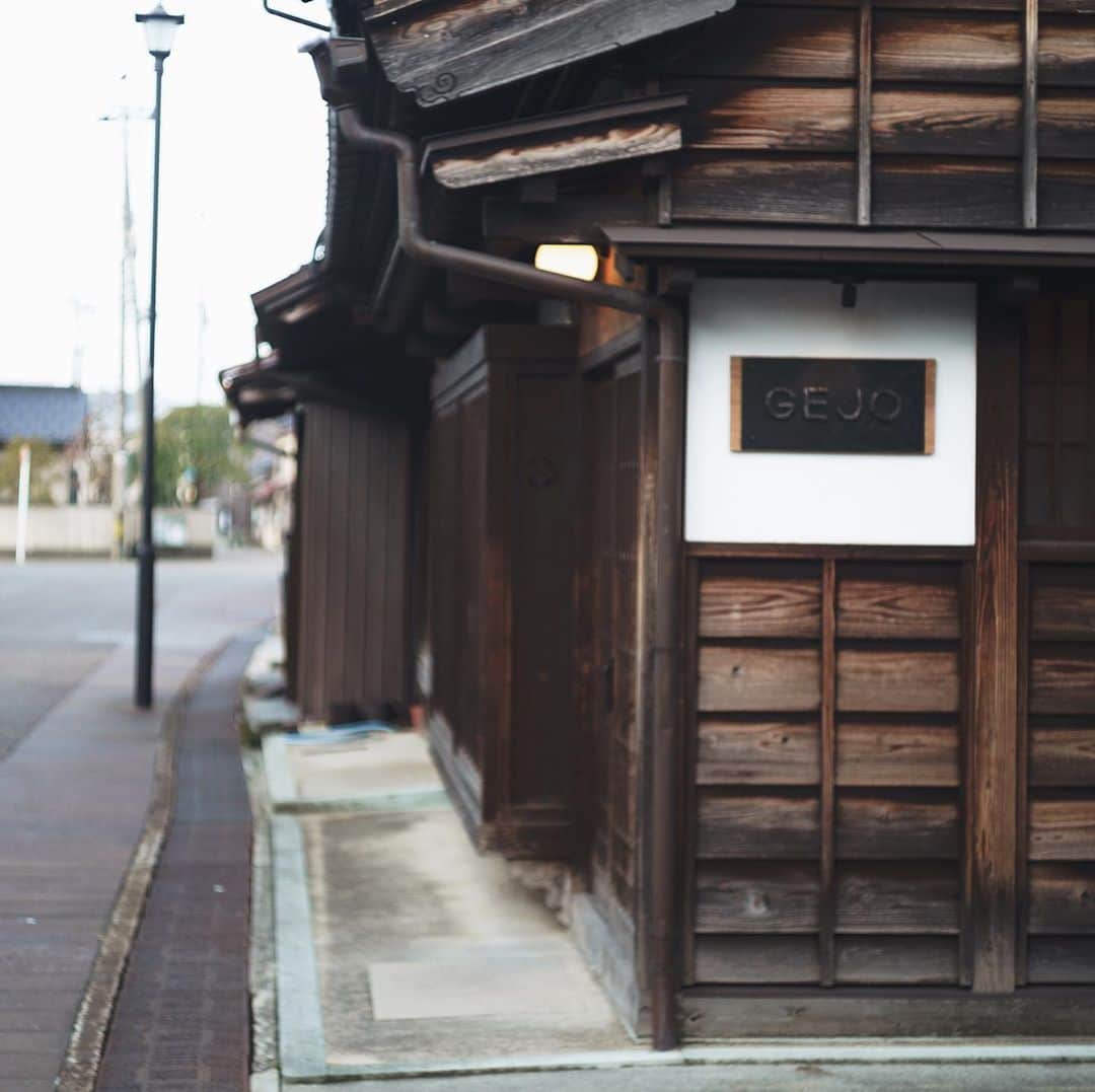 市川渚さんのインスタグラム写真 - (市川渚Instagram)「富山は金沢から日帰りで行ったので、あまりゆっくりできなかったのだけれど、2つ目の目的地はこちら。鮨店「GEJO（げじょう @gejo_taka ）」さん。﻿ ﻿ フレンチや鮨の名店で修行したのちヨーロッパに渡った大将の下條さんは日本に帰ってくる直前は現地セレブのプライベートシェフをされていたらしい。奇を衒っているわけではないのだけれど、鮨だけでなくさまざまな料理を手掛ける中で培われたエッセンスがよいアクセントになってコースの要所要所で生きていた。もちろん、食材は地元富山でとれた新鮮なものばかりで、カトラリーやうつわも富山で作られたものだそう。豊かだ。富山のワイナリーやユニークな銅合金鋳造の工房なども教えていただいたので、ぜひ次回は富山に宿泊して色々巡ってみたいところ。﻿ ﻿ 美味しいお酒をすこしずつ頂きながら、約4時間(!)じっくりとゆっくりと美食に浸ったひとときでした。陽が傾くにつれて、西日が差し込んでくる店内もとても美しかった。ごちそうさまでした。﻿ ﻿ ﻿Our second destination in Toyama was GEJO @gejo_taka , the sushi restaurant.  The essence that Chef Mr.Gejo has developed through his experience in a variety of cuisines, not just sushi, makes a great addition to each dishes of the course. Of course, the ingredients are freshly caught in Toyama. The cutlery and tableware are all locally made.  He shared with me some of the wineries and copper alloy-casting factories in Toyama, and I'd like to stay in Toyama next time to explore the place. ﻿ #GEJO#富山旅行#富山#富山グルメ#toyama#a7iii#leicasummilux5mm」11月4日 20時36分 - nagiko