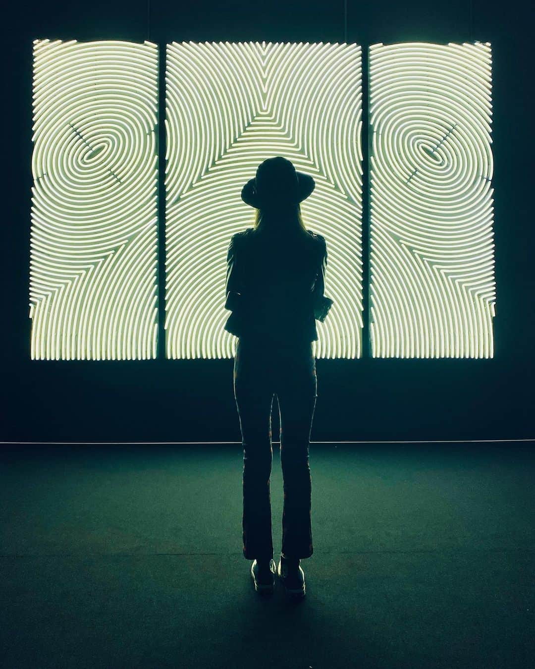 MiChiのインスタグラム：「ミッキーマウス展 〜 THE TRUE AND BEYOND @moriartmuseum 🖤 Curated by @drxromanelli @epidemic.agency 🙌🙌🙌 同じミッキーでもそれぞれのアーティストの表現のしかたが 全然違って面白かった🔥 2020.10.30 〜 2021. 1.11 (Mon) 😘. . #disney#mickeythetrueoriginal#mickeymouse#art#popart#contemporaryart#ミッキーマウス#ディズニー#ミッキーマウス展#アート#ポップアート」