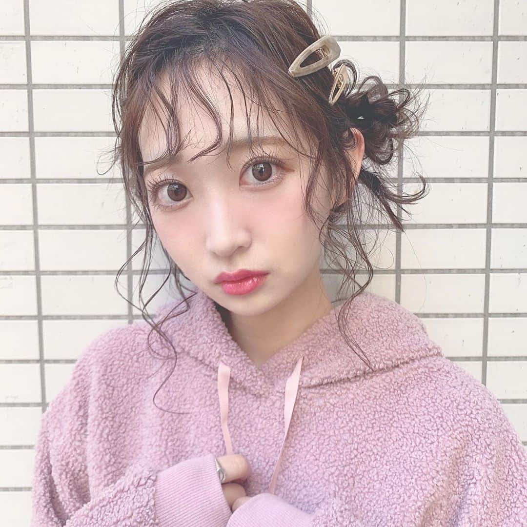 のインスタグラム：「おフェロメリー🐏♡  @kabao.fero.r さんアレンジかわいすぎた🤦🏻‍♀️💕  もはや作品だった👏🏼✨  #サロモ #サロンモデル #関西サロモ #撮影 #名古屋 #ヘアアレンジ #hair #おフェロ #お団子ヘア #かばおフェロ #パーカー #もこもこ #ピンク #majesticlegon」