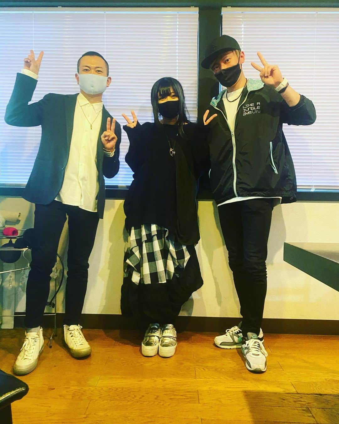 鈴華ゆう子のインスタグラム：「今日はだいさん、山葵と3人で稼働でした(*´ω`*)こっそり山葵のお祝いしようとしたら、山葵がケーキに火をつけてるところに現れて、静かに去るというハイライトが、今日1で面白かったです。山葵、お誕生日おめでとう。この3人のほんわか雰囲気とても好きでした。かなり面白い話もできたよー！それぞれの事をどんな人だ、と紹介したりしました。たっぷり1時間スペシャルのオンエアお楽しみに。 #山葵 #神永大輔 #鈴華ゆう子 #yukosuzuhana #wasabi #daisukekaminaga #和楽器バンド #Wagakkibnd」