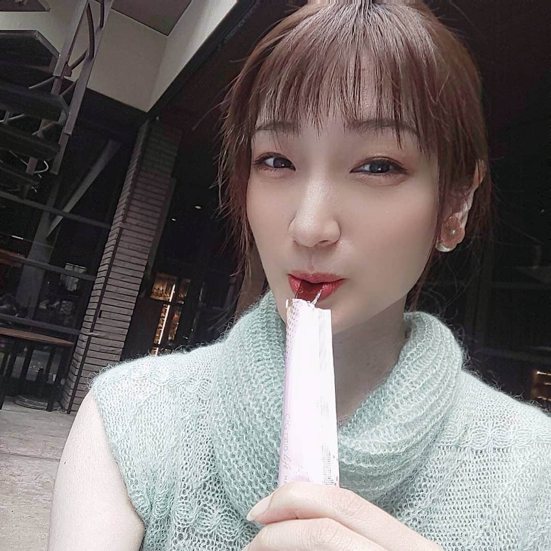 藤原宏美（ひろみん）さんのインスタグラム写真 - (藤原宏美（ひろみん）Instagram)「【きれいになる美味しいおやつゼリー】  おやつ代わりに ゼリーを摂ることが多いのですが、 リピートしているのは、これ！  【メソシューティカル C2G2000 Lift】💎  美容成分高配合で、 ハリなど美肌のお手伝いをしてくれるゼリー👍️  しかも美味しいの😍  いつでも鞄に入れているので、 食べてみたい人は言ってね😆  気になる方は、 「リツビ プルーンベリー風味」と検索♥️  @mesoceutical @toku.tamu  #メソシューティカル #mesoceutical #トクタム #tokutamu #pr #美容 #美 #beauty #コラーゲンゼリー #美肌ケア #美肌サプリ #藤原宏美 #お花のある暮らし #生花が好き」11月4日 20時40分 - hiromint7