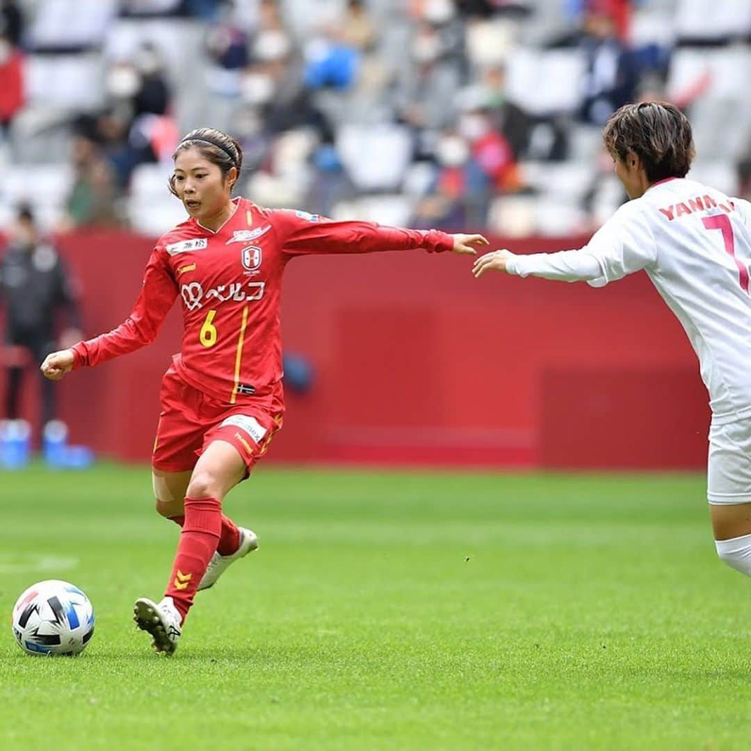 伊藤美紀さんのインスタグラム写真 - (伊藤美紀Instagram)「. . VS セレッソ 3-1 win 中断明け お待たせしました😊 ホーム4連勝！！！ 勝つっていい😎✌🏻 by ぶちさん(@iwabuchi.m_jp )  ↑ これ試合前の決まり文句です☺️ ぶちさんのこの一言で和むんです🧡 っていう 試合前のプチ情報㊙️🙊 . . 試合後はINAC坂にて 皆さんのお顔を久しぶりに見ることが出来てとても嬉しかったです😊 ちっちゃかった子供たちが大きくなっていたり😳 それだけ皆さんに会えてなかったんだなぁ。と感じました、、 . . またみなさんに会いたいなぁ😏 たくさんの応援ありがとうございました！！ . . #INAC神戸 #6 #INACプチ情報 #解禁 🙊🙊🙊」11月4日 20時40分 - miiiiiki.ito6