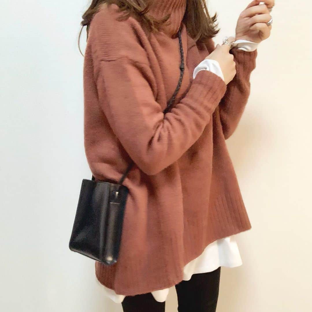 nyaachanのインスタグラム：「* 投稿しようとしたらエラーになって文章も全部消えた もう同じ文打たれへんw お洋服のクレジットだけでも😢 #ニット　@pierrot_shop  #白T #ユニクロメンズ#UNIQLO #黒スキニー　#ユニクロ#ユニジョ #ブーツ　#drmartens  #ショルダーバッグ @isntshe_official  * *  #instagood#instafashon#今日の服#今日のコーデ#おしゃれさんと繋がりたい#プチプラファッション#プチプラコーデ#カジュアルコーデ#着回しコーデ#秋コーデ#大人カジュアル#韓国ファッション#きれいめカジュアル#きれいめコーデ#ガーリーコーデ#おちびコーデ#低身長#ニットコーデ #レイヤード#レイヤードコーデ」