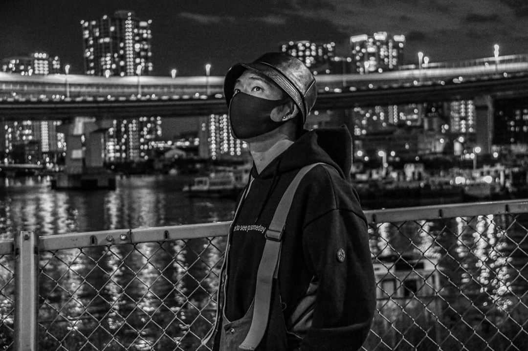 eyeronさんのインスタグラム写真 - (eyeronInstagram)「shooting‼︎  ハット： @mustangalley_yella  パーカー： @kem.tokyo   #夜景 #ポートレート #japan_night_view #nipponpic #kem」11月4日 20時48分 - sonarpocket_eyeron