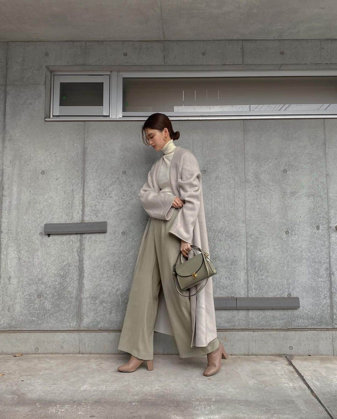 影山可蓮のインスタグラム：「・ ・ Coordinate for winter❄️ ・ ・ オーダーしてた冬アイテムたちが続々と届いてきていて！📪今日はその中でもお気に入りの組み合わせを撮ってみました📷冬も今年はグリーンが気になる🍐 ・ ・ 🏷 OUTER/PANTS  @eimyistoire_official  TOPS @uniqlo #エクストラファインメリノリブタートルネックセーター　 SHOES @titivatejp  ・ ・ ✔️new  カラーアイテムにも合わせやすいベーシックなアウター、ここに同素材のマフラーとベルトも付いていて、ガウンっぽく見せたりボリューム感を＋したりできるのです💭またいろんな着方して紹介します♪ パンツはさらっとシンプルに見えますがサスペンダー風ベルトがついてて！単体でもめちゃ可愛いからお気に入りです🍐 ・ ・ #outfit #ootd  #instafashion #minimalstyle #minimalfashion #classicstyle #simpleoutfit #everydaylook  #コーデ #コーディネート #今日のコーデ #私服  #karen_k_outfit」