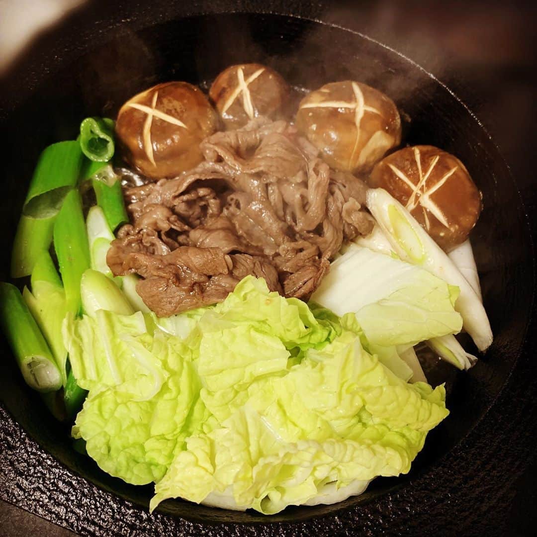 加弥乃さんのインスタグラム写真 - (加弥乃Instagram)「母がさーっと作ってくれたすき焼きが美味しかった🤤♡  お鍋の美味しい季節ですね🥘 みなさんは何鍋派ですか？」11月4日 20時51分 - kayano210