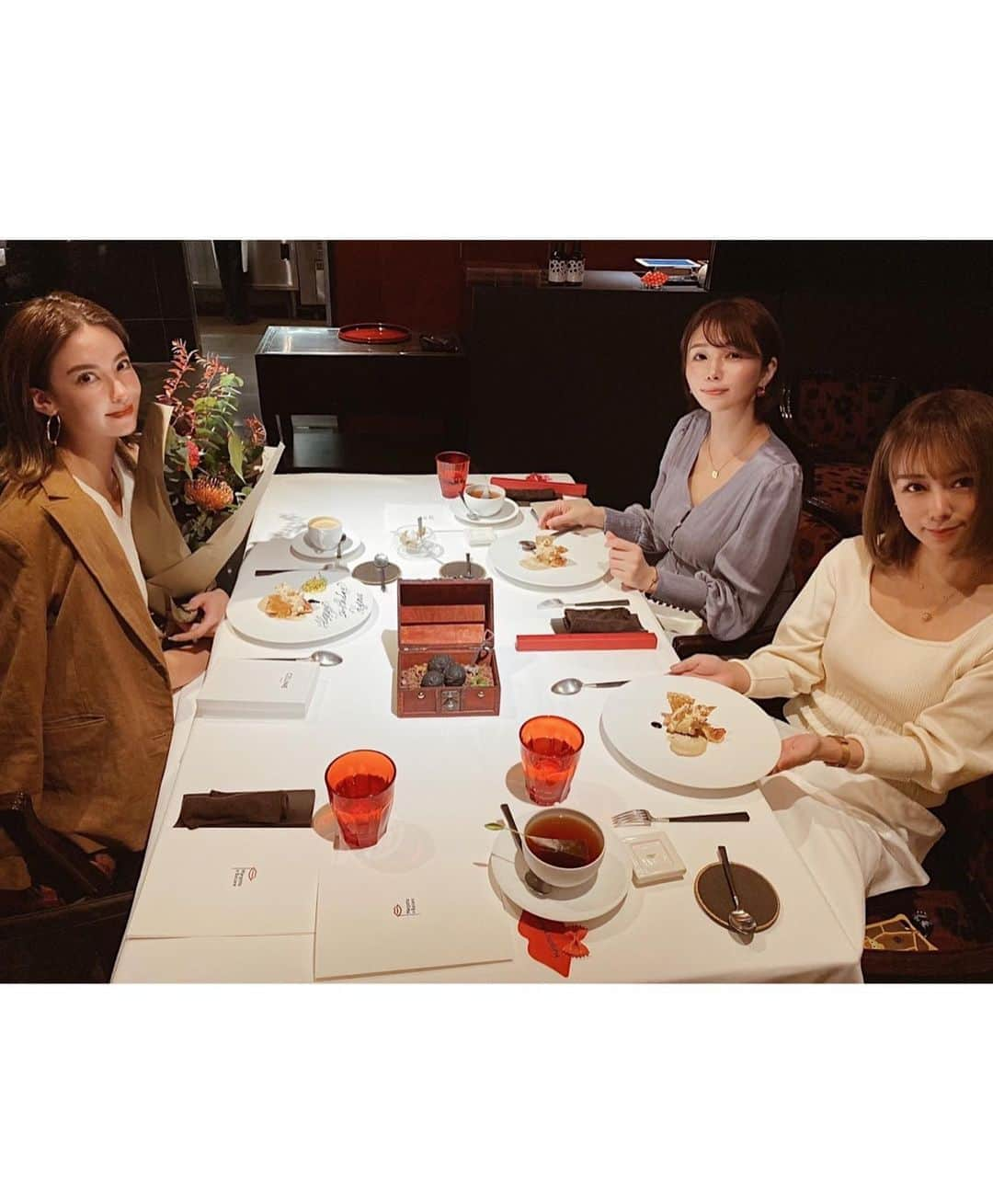 孫きょうさんのインスタグラム写真 - (孫きょうInstagram)「Love ❤︎  親友2人からの誕生日祝い🥂 毎年特別な記念をありがとう🎂  かしこまった後は、適当に入った居酒屋でいつものゲラ笑いしすぎた🤣  2人と集まるとエピソードがレベチ✌🏽 もう一生、ネタ話をつまみに笑っていられるよ。笑 👵🏼  #birthday #bff」11月4日 21時05分 - sonkyou1013