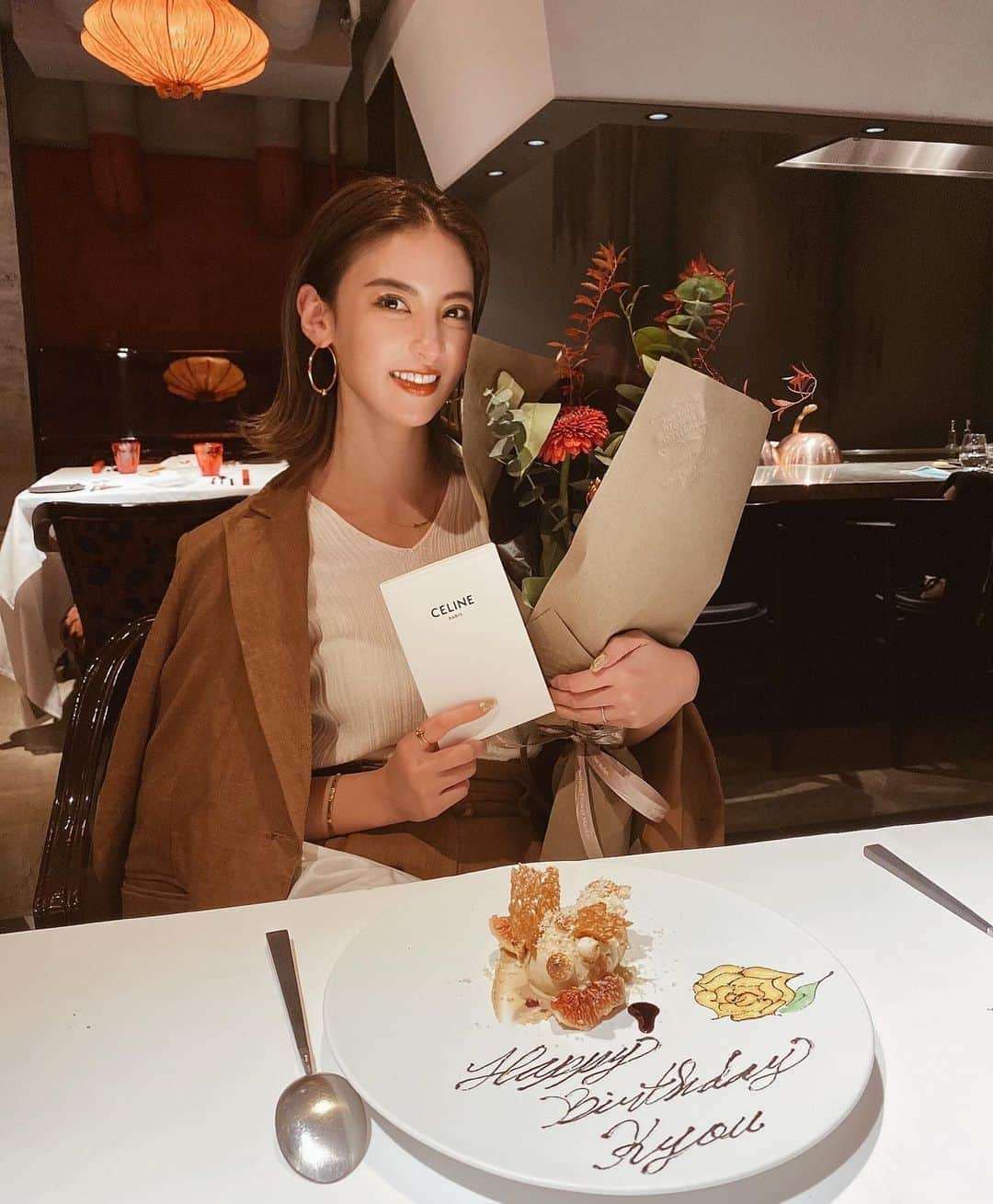 孫きょうさんのインスタグラム写真 - (孫きょうInstagram)「Love ❤︎  親友2人からの誕生日祝い🥂 毎年特別な記念をありがとう🎂  かしこまった後は、適当に入った居酒屋でいつものゲラ笑いしすぎた🤣  2人と集まるとエピソードがレベチ✌🏽 もう一生、ネタ話をつまみに笑っていられるよ。笑 👵🏼  #birthday #bff」11月4日 21時05分 - sonkyou1013