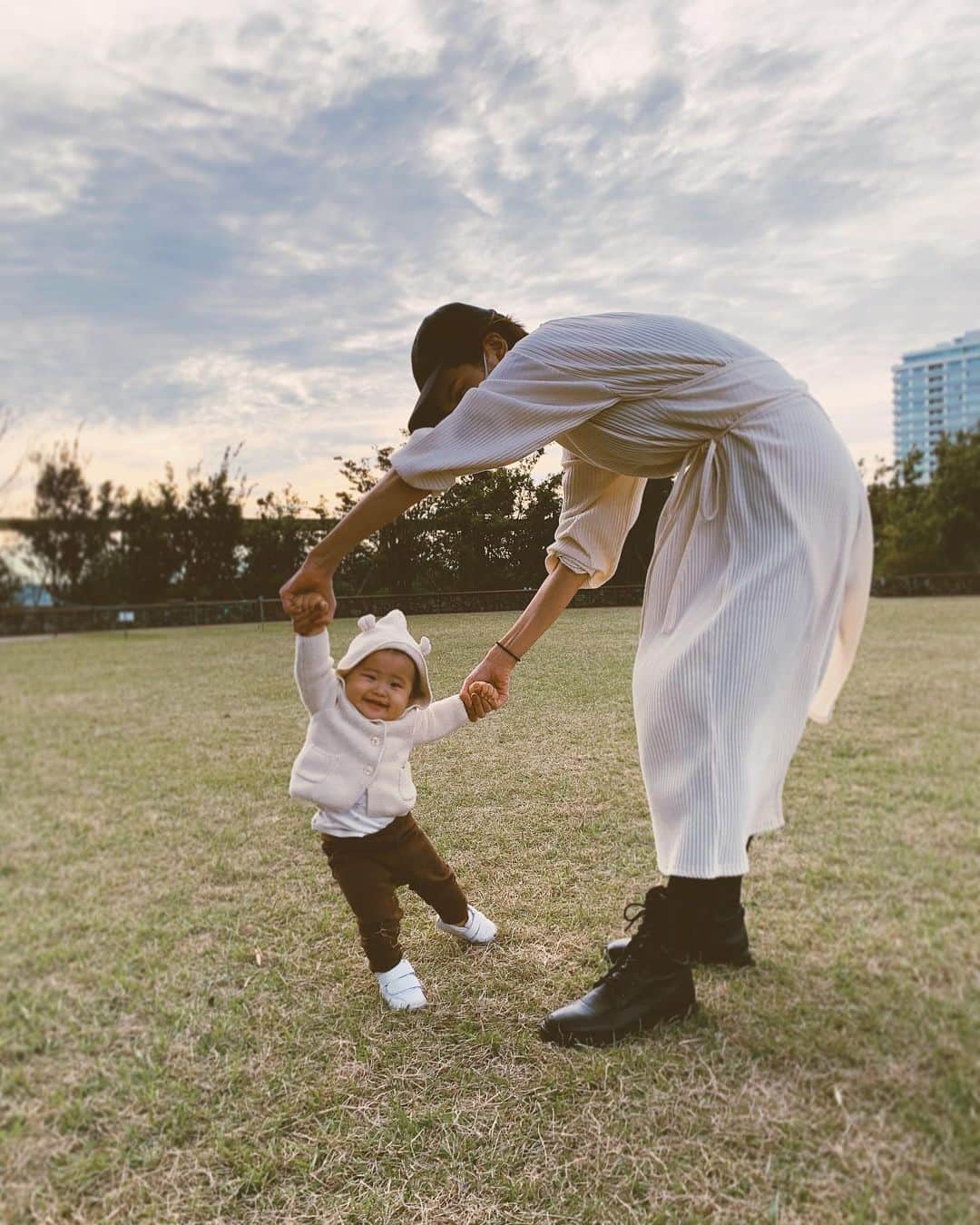 来夏のインスタグラム：「#🐣 一生懸命な君が好きだー🧡 娘の成長とともに 母として成長させてもらってるなぁ🦸🏻 今のわたしの原動力🌞💕 #love #babygirl #family」