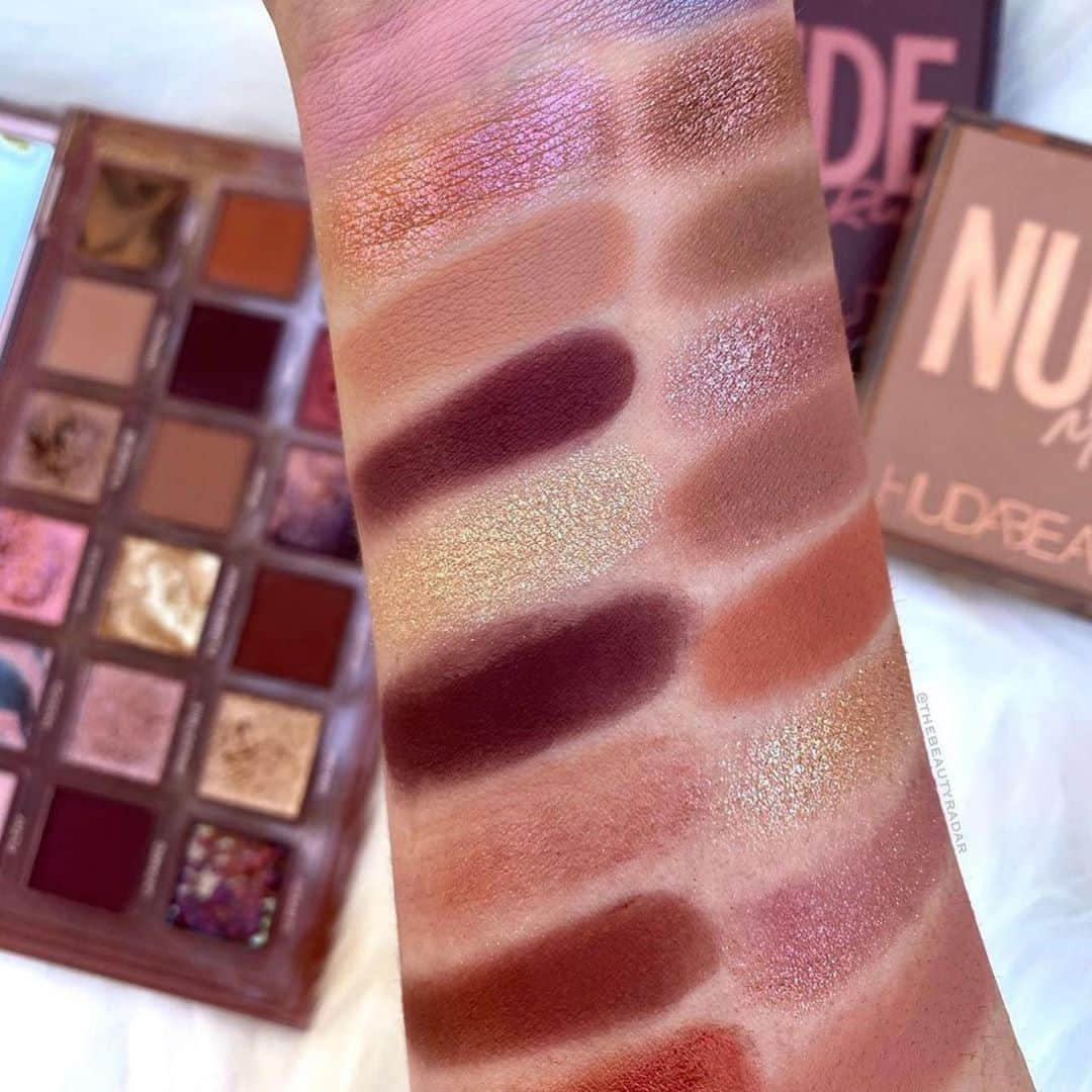 Huda Kattanさんのインスタグラム写真 - (Huda KattanInstagram)「Oomph 🔥🔥🔥 These shimmer shadows in #NAUGHTYNUDE just hit different 😍 Comment below if you're embracing your naughty with these shades!  📸: @makeup.just.for.fun @hudabeautyshop @thebeautyradar」11月4日 20時58分 - hudabeauty