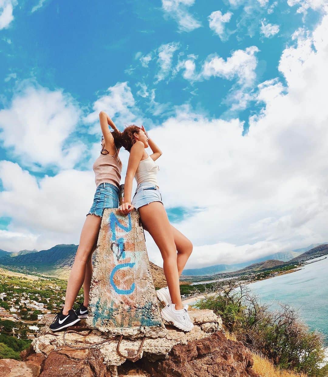 WAKAKOのインスタグラム：「#hawaii ハワイに行ける日もそう遠くないのかなぁ😌🕊 こんな景色また見たいなぁ〜💭♥️ . . . 📍#maunalahilahi 📷 @hawaiitaro  #genic_mag#genic_hawaii#trekking#fitnessgirl#pillboxhike#girlswhosquat#タビジョ#女子旅#ハワイ#トレッキング#マウナラヒラヒ」