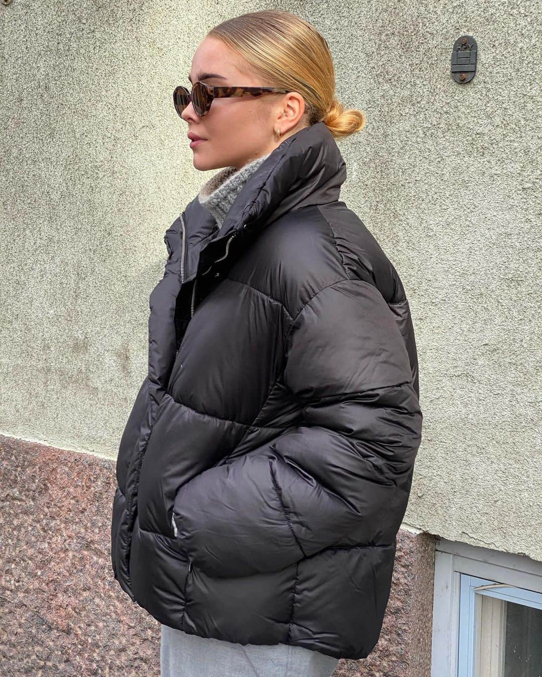 H&Mさんのインスタグラム写真 - (H&MInstagram)「Puffer + sunnies = amazing look! @saraollila #HM #regram #HMxME  Sunglasses: 0696737003 Puffer Jacket: 0914363001」11月4日 21時00分 - hm