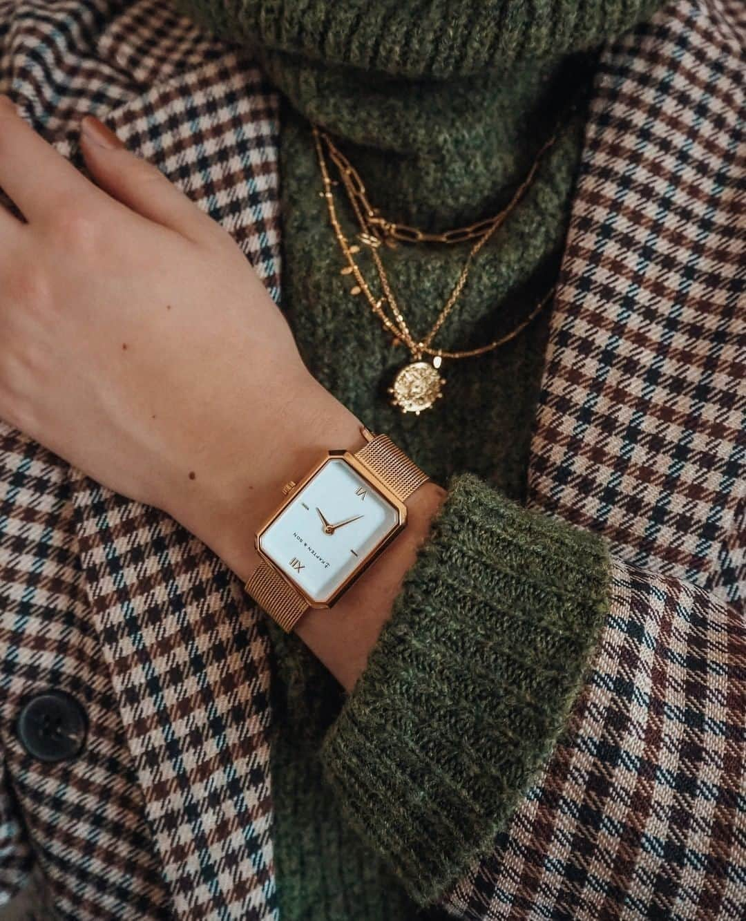 Kapten & Sonさんのインスタグラム写真 - (Kapten & SonInstagram)「Did you know? ✨ Our beloved watch Grace is available in many styles - you can choose between a white, black or trendy emerald green dial. Our straps come along in gold, silver or bicolor styles! Check out to find your perfect match! 💛 @nadiine.o #bekapten #kaptenandson⁠ .⁠ .⁠ .⁠ #watch #autumn #match #autumnstyles #style #fashion #inspiration #ootd #jewelry #bavaria #germany」11月4日 21時01分 - kaptenandson