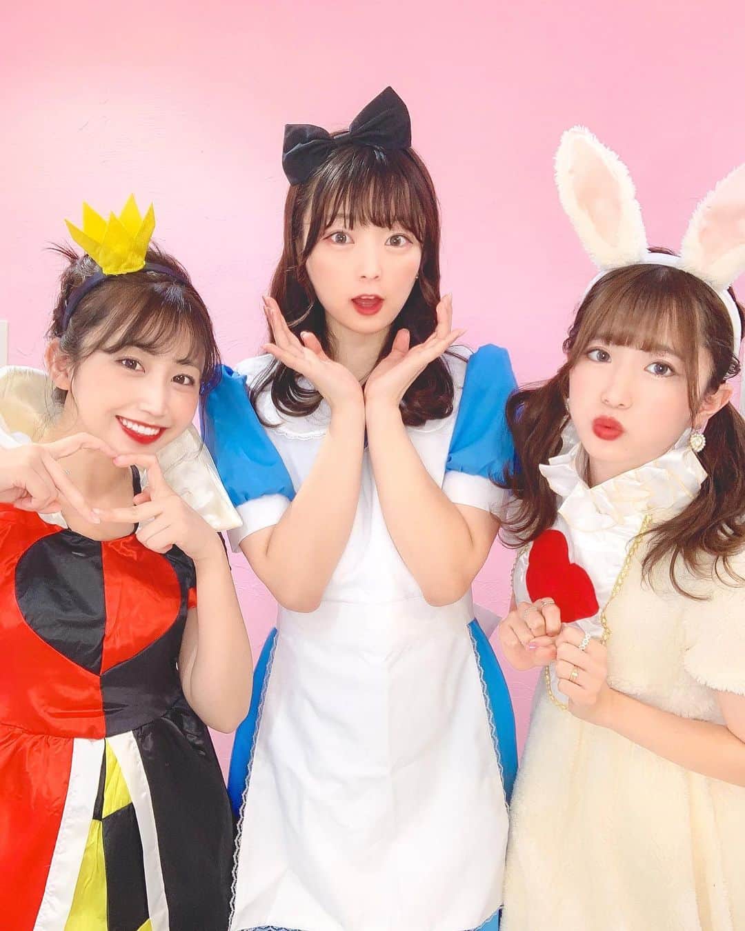 Kanaのインスタグラム：「ㅤ ㅤ ロメ( @lometokyo )で フリーマーケットでした⛪️ 来てくださった方々 ありがとうございました😊💭💘 ㅤ ㅤ みなさんに会えて嬉しかったし、 お洋服喜んでくれて お譲りできて嬉しかったです😢💖 ぜひぜひたくさん着てくださいっ✌🏻💋 ㅤ ㅤ フリマ中はかほかなずんで 不思議の国のアリス仮装したよっ🐇⏱♥️ ㅤ そしてみんなの可愛いヘアセットは いまりちゃん( @imari_style )が やってくれました👼🏻💓 美容院でやるフリマならではで 嬉しかった〜☺️💕💕 ㅤ あ〜〜楽しかったなぁ🥰❣️ ㅤ ㅤ ㅤ ㅤ ちなみに2枚目の変身動画で着てる めちゃかわジャケットは @lilyboutique_official の💙 また次の投稿で写真載せます✌🏻🤍 ㅤ ㅤ ㅤ ㅤ ㅤ ㅤ ㅤ ㅤ ㅤ #原宿美容院 #表参道美容院 #ロメ #lome #lomé #ディズニー仮装 #不思議の国のアリス #アリス #ハートの女王 #白うさぎ ㅤ #kana_halloween ( ハロウィンもう過ぎたけど🥺🤍笑 )」