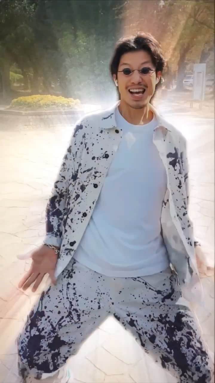 のインスタグラム：「今日も一日お疲れ様でした。  Knock Knock/MAC MILLER  "人の言うことなんて気にしちゃだめだよ。 「こうすれば、ああ言われるだろう・・・」 こんなくだらない感情のせいで、どれだけの人がやりたいこともできずに死んでいくのだろう。"  by Jhon Lennon  jacket:NEEDLES inner:hanes pants:NEEDLES nep 眼鏡:asoko shoes:NIKE× Stranger Things  camera: @shigeno_yuho   #ootd#outfits#fashion#codenate #code#COMOLI#needles」