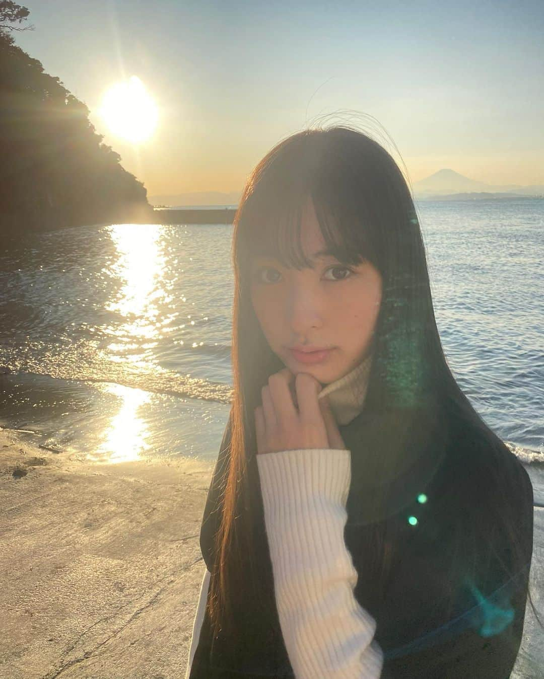 平塚麗奈さんのインスタグラム写真 - (平塚麗奈Instagram)「・ 海の夕焼け素敵すぎる …〜！！！！ 写真見返すだけで癒されます…  この写真は片瀬海岸で 撮ったんですが、 商店街の路地裏にたまたま 入った時に見つけた場所なので、 すごく穴場感ありましたヨ~🕊 (…ちなみに私たち以外カップルでした…(ｺｿｯ)←子供か  静かで贅沢時間過ごしました〜👟 明日も1日頑張りましょう🐼」11月4日 21時02分 - hiratsuka_reina