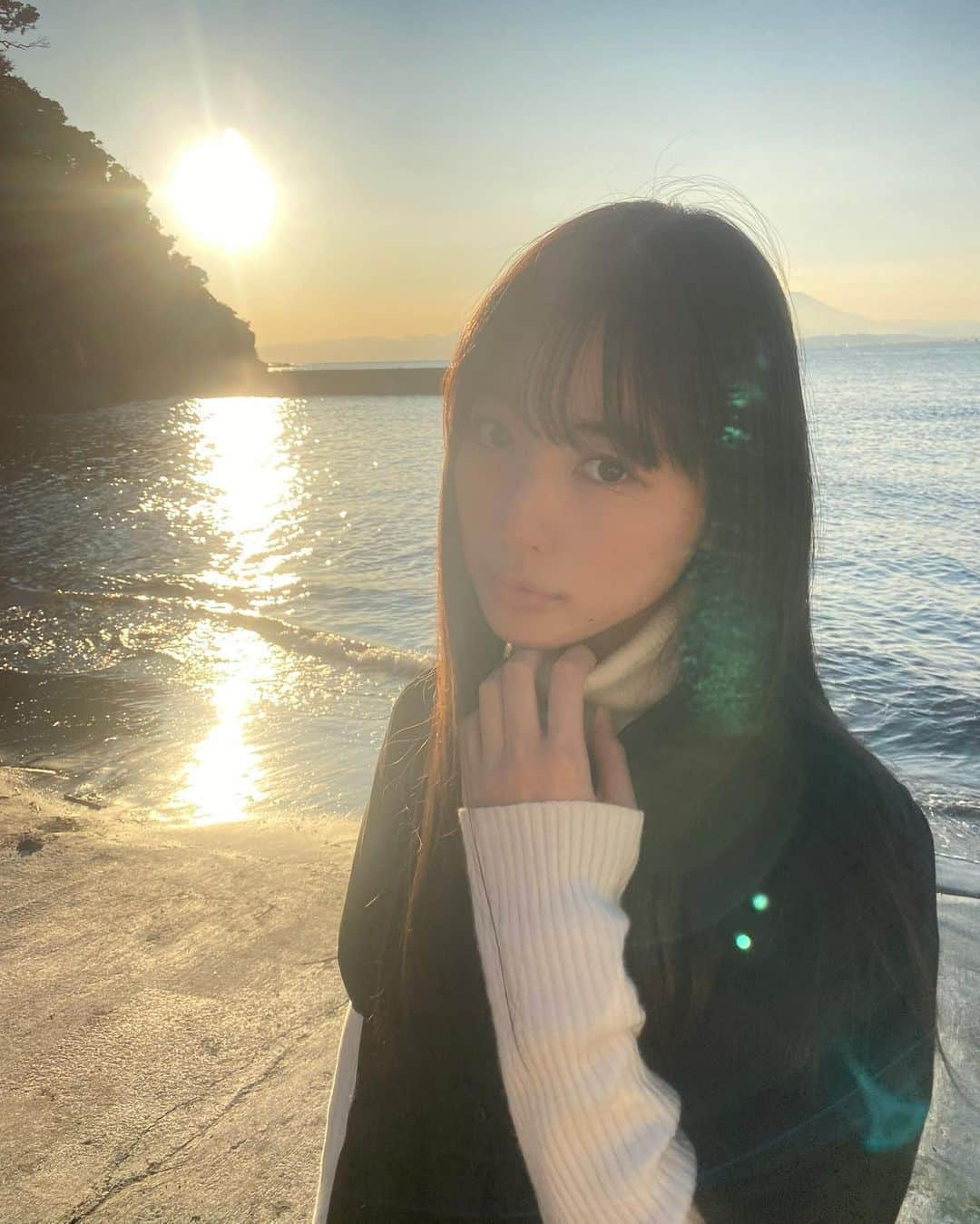 平塚麗奈さんのインスタグラム写真 - (平塚麗奈Instagram)「・ 海の夕焼け素敵すぎる …〜！！！！ 写真見返すだけで癒されます…  この写真は片瀬海岸で 撮ったんですが、 商店街の路地裏にたまたま 入った時に見つけた場所なので、 すごく穴場感ありましたヨ~🕊 (…ちなみに私たち以外カップルでした…(ｺｿｯ)←子供か  静かで贅沢時間過ごしました〜👟 明日も1日頑張りましょう🐼」11月4日 21時02分 - hiratsuka_reina