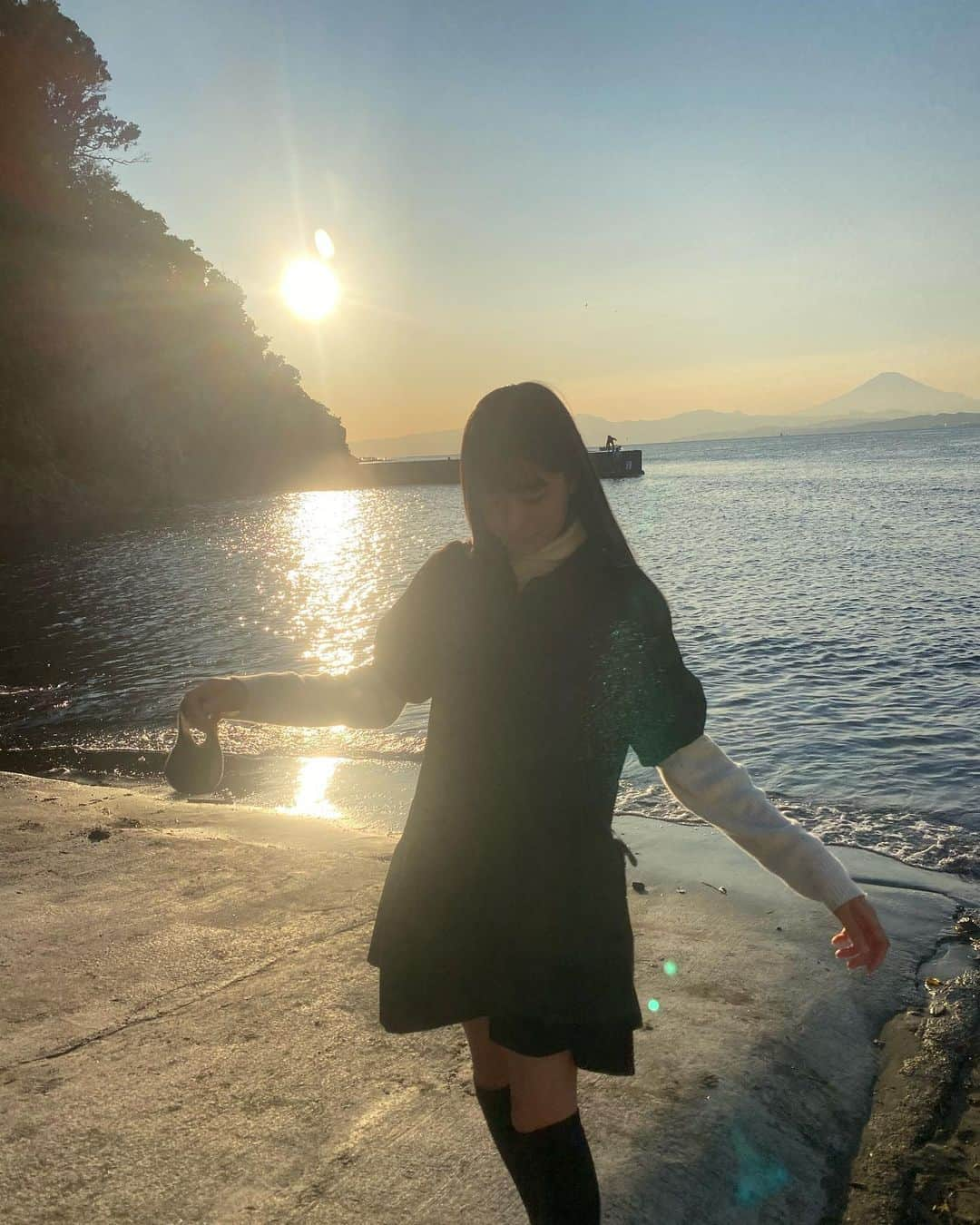 平塚麗奈さんのインスタグラム写真 - (平塚麗奈Instagram)「・ 海の夕焼け素敵すぎる …〜！！！！ 写真見返すだけで癒されます…  この写真は片瀬海岸で 撮ったんですが、 商店街の路地裏にたまたま 入った時に見つけた場所なので、 すごく穴場感ありましたヨ~🕊 (…ちなみに私たち以外カップルでした…(ｺｿｯ)←子供か  静かで贅沢時間過ごしました〜👟 明日も1日頑張りましょう🐼」11月4日 21時02分 - hiratsuka_reina