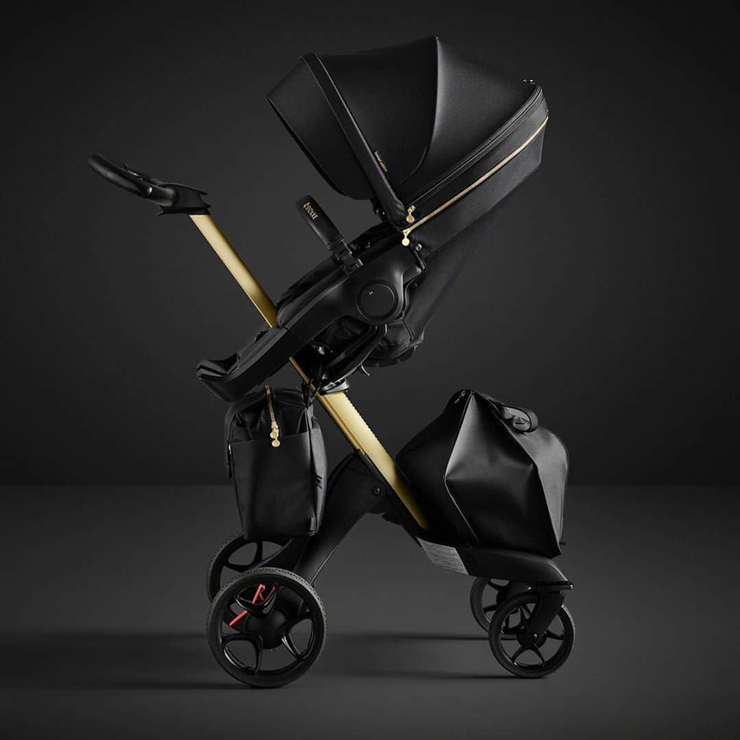 Stokke Japanさんのインスタグラム写真 - (Stokke JapanInstagram)「※完売しました※＜Limited Edition 3台限定一般発売＞⠀ 日本にごく限られた数だけ入荷したストッケ エクスプローリー ゴールドを、本日11月4日(水)よりストッケ 伊勢丹新宿店で3台のみ限定発売します。マットな質感のゴールドが、品の良い高級感を醸成します。⠀ ⠀ 【ストッケ エクスプローリー ゴールド】⠀ "Designed to be closer - 親子がもっと近くなるかたち"⠀ というストッケブランドのデザインコンセプトを、シートの高さが調整できるという独自の機能で究極的に体現したストローラー「ストッケ エクスプローリー」。赤ちゃんに安心感を与え、好奇心を満たすストッケ独自のハイシートストローラーです。赤ちゃんが高い位置に来ることで親子のアイコンタクトをもっと増やし、同じ景色を共有することで赤ちゃんの好奇心も促します。⠀ ⠀ また他に先駆けてシートの高さ調節機能を取り入れたアイコニックなフォルムは、2003年の発売当時から脚光を浴びてきました。⠀ ・対面・背面のどちらにもセット可能⠀ ・リクライニング調節も可能なシート⠀ ・小回りのきく軽い操作性⠀ ・赤ちゃんに伝わる揺れを軽減する安定した走行性⠀ など乗り心地にこだわった設計です。一緒に散歩しながら赤ちゃんにもっと近づいて触れ合うことができ、親子の絆を近づけます。⠀ ⠀ こちらの製品は、ヨーロッパのファッションからインスピレーションを受けたスタイリッシュなコレクションです。⠀ ・テキスタイル：撥水加工、PFCフリー、UPF 50+ ⠀ ・シャーシ：傷が目立ちにくいマットなゴールド⠀ ・ハンドル：合皮レザー部分にゴールドの刺繍⠀ また本体に装着可能なショッピングバッグとチェンジングバッグ（マザーズバッグ）もセットになっています。⠀ ⠀ ただ今、伊勢丹新宿店にて実物の展示も行っております。ぜひ店舗にて実物をご覧くださいませ。⠀ ⠀ -------------------------⠀ [ストッケ エクスプローリー ゴールド]⠀ 対象：6ヶ月頃～15㎏⠀ サイズ：L75～102 ×H89～123×W56.5cm⠀ 折りたたんだ状態のシャーシ＋シートのサイズ：⠀ L105×H47.5×W51cm⠀ 重量：シート装着時13.1㎏⠀ 内容：シート、シャーシ、ショッピングバッグ、チェンジングバッグ⠀ 価格：150,000円（税抜）⠀ ⠀ お問い合わせ先：ストッケ 伊勢丹新宿店 03-6384-2454(直通)」11月4日 21時02分 - stokkejapan