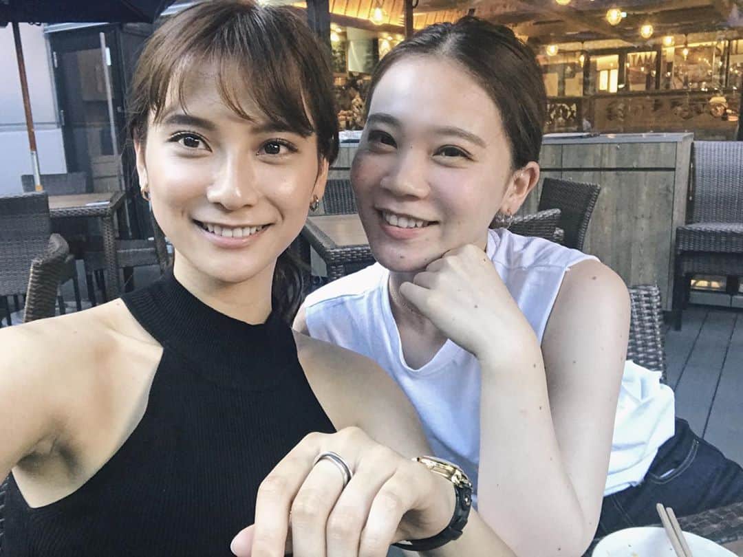 小屋春菜のインスタグラム：「2週間前くらいにここに会いに長野県へ♡ はぁ楽しみだなあもう少しで会えるね👶🏻  名古屋から近くてドライブ好きな私にはとても楽しい旅でした🚗  山も綺麗で帰りの夕陽のオレンジと山🏔の感じがとってもすてきだった！！  私達が結婚して子供いてって… 新宿の穴場のテラス席でのんびり週2くらい会ってた時が懐かしい🤣  次会う時まで元気でねー♡」