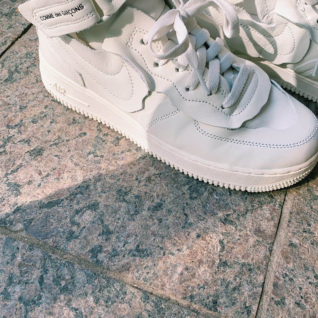 フジエリサコのインスタグラム：「🤍 #af1cdg #airforce1commedesgarcons #靴大好きおばさん #りっちゃんの私服」