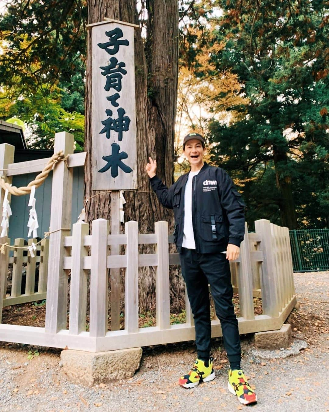 JOYさんのインスタグラム写真 - (JOYInstagram)「ロケ先で見つけた子育て神木👶✨ この木に宿る全パワーを僕が頂いたよ♪♪  #全パワー吸収 #エネルギー溜まりまくり #もはやJOYがご神木 #子育て楽しんでますよぉぉ #毎日表情が変わる娘が可愛くてたまりません😭  #子育て　#子育てパパ　#子育てママ　#育児　#イクメン　#赤ちゃん　#神木」11月4日 21時13分 - joy.official