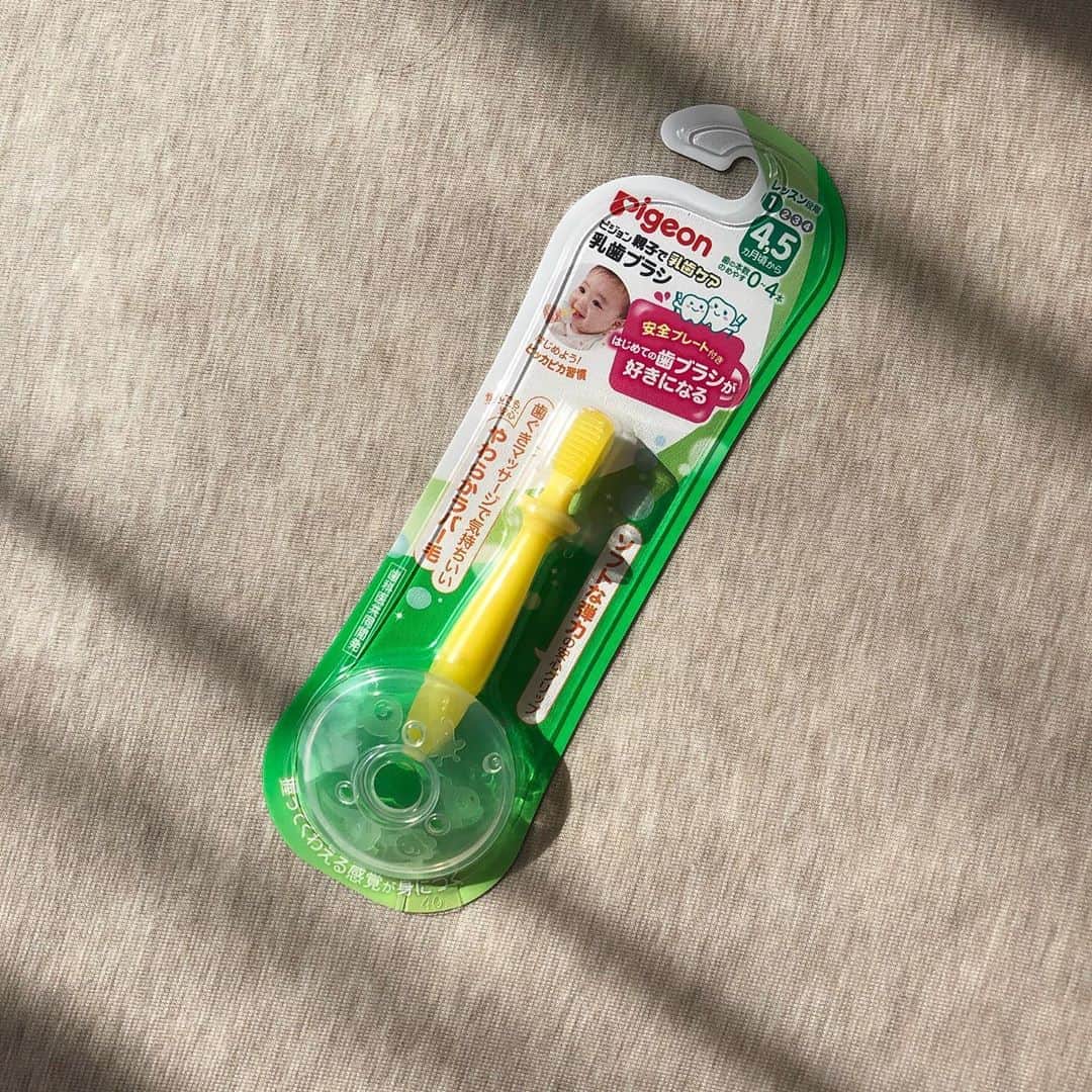 馬渕史香のインスタグラム：「@pigeon_official.jp さんに、乳歯ブラシをいただきました！  まだ歯は生えてきてないけど、ちょうど離乳食も始めたで歯磨きの練習〜🦷✨  #あしざわ家 #赤ちゃんのいる生活 #ずぼら主婦 #令和2年生まれ #5月生まれ #男の子ベビー #令和ベビー #babyboy #2020baby #ゼクシィbaby #ベビーグラム #ベビフル #コズレ #ままのて #ゼクシィbabyママ隊」