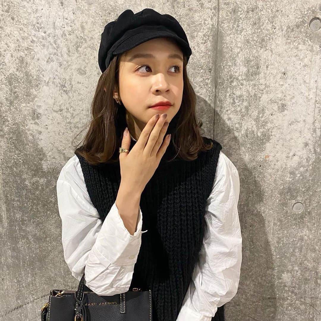 帆春のインスタグラム：「. 寒くなってきましたね🍂 . #キャスケット #zara #marcjacobs #bag #ニット #ニットベスト #hm #handm  #シャツ #白ブラウス #snidel #shirt  . #秋メイク #メイク #秋ネイル #ネイル #hair #makeup #nails #autumn #gradation」