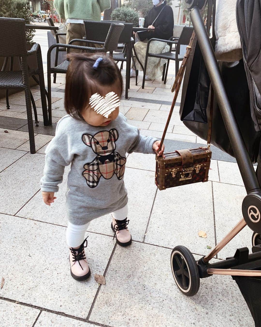 asami0510のインスタグラム：「バックが気になるお年頃🐥 #1歳3ヶ月　#女の子　#女の子ベビー　#babygirl」