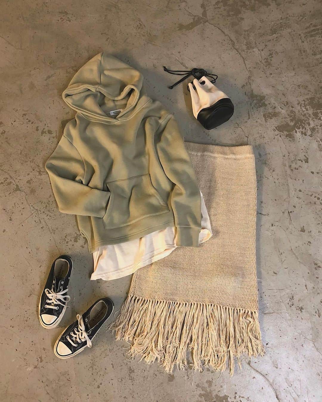 のインスタグラム：「＼＼NEW ARRIVAL／／ ㅤㅤㅤㅤㅤㅤㅤㅤㅤㅤㅤㅤㅤ  #ガーゼ裏毛ワイドパーカー LGRN.BLU ¥3,960(taxin) ㅤㅤㅤ  秋冬に定番で持っていたい 大人カジュアルパーカーが登場♪ 内側は肌触りの良いガーゼのような柔らかい素材なので着心地抜群◎ 程よくゆったりしたシルエットに加え、 袖のリブが全体をスッキリとした印象に。 フードはボリュームがあり華奢見えするので 小顔効果も期待できます。 サイドには深めのスリットが入っているので Tシャツをレイヤードしても可愛い♪ 定番カラーの他に、女性らしい ナチュラルとライトグリーンに 絶妙なニュアンスカラーのパープルのご用意です。  ㅤ  #arholiday #auntierosaholiday #アンティローザホリデー #arh #arh_ootd #fashion #instafashion #coordinate #ootd #outfit #outfitoftheday #instacode #fashonista #fashiongram #holiday_aw2020  #Autumn #Autumncollection」