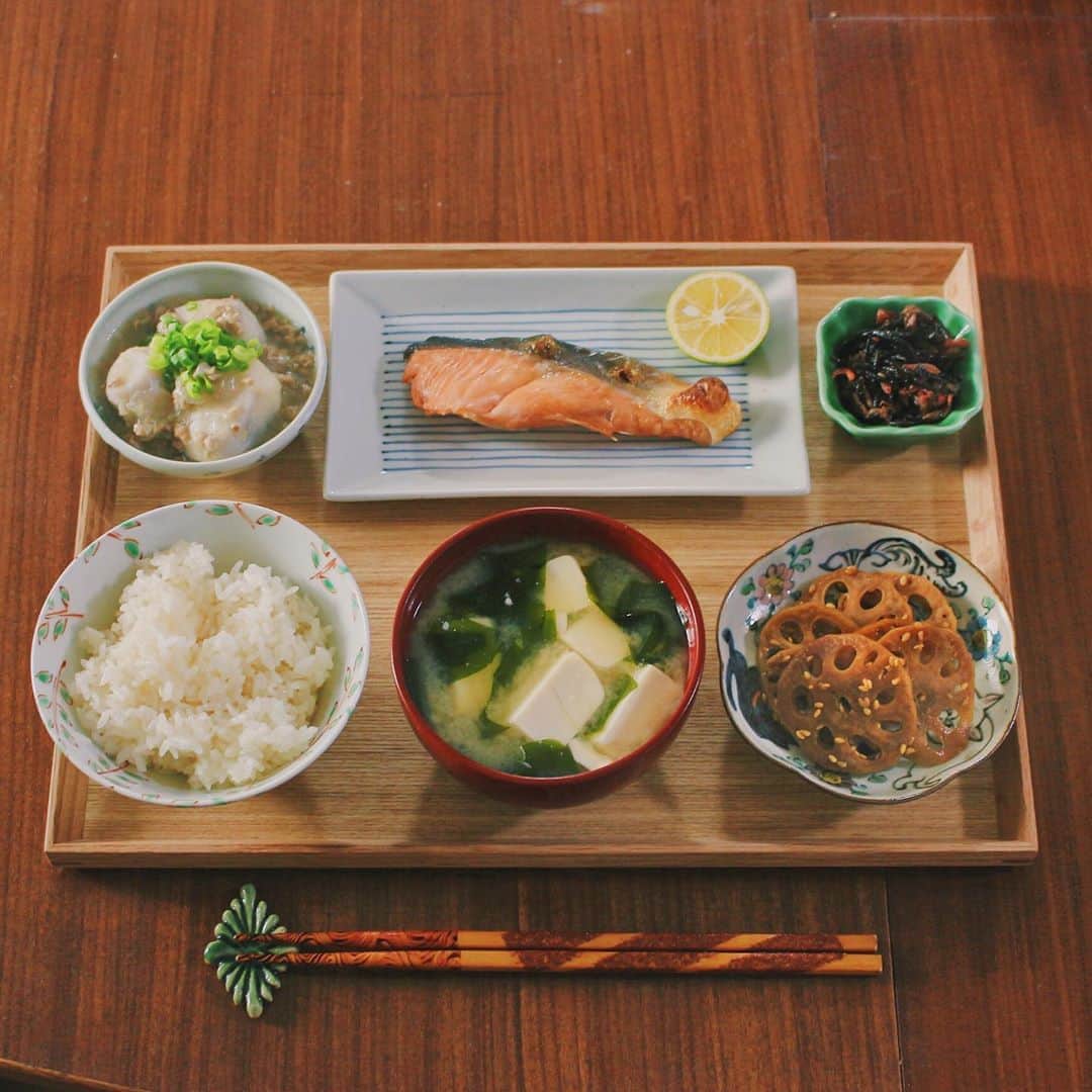 Kaori from Japanese Kitchenさんのインスタグラム写真 - (Kaori from Japanese KitchenInstagram)「久々の料理は定番の鮭定食。 ・ こんばんは。 旅行から帰ってきた久々の朝昼ごはん。 鮭とすだち以外全体的に茶色。 旬の里芋とれんこんがおいしい☺︎ そして今日のおやつは 京丹後の和久傳の森で買った蓮もち。 和久傳といえば れんこんを使った和菓子「西湖」が有名かと。 ・ 【薬膳の話】 薬膳的に見るとれんこんは 生と加熱で効能が違います。 生は身体の熱を取り除くので風邪で熱っぽい時に◎ 胃もたれには加熱した物がおすすめ。 加熱した場合、胃腸の働きの改善が期待できます。 旅行で胃が疲れ気味のため 今日はきんぴらにして 加熱したれんこんを取り入れました。 しょうがをプラスして温冷のバランスを取りました。 （レンコンは身体を冷やす食材） 今日もお疲れ様でした☺︎ ・ ・ 【おしながき】 白米 わかめと豆腐のお味噌汁 れんこんのきんぴら 焼き鮭とすだち ひじきの煮物 里芋と挽肉のエスニックあんかけ ・ ・ 以下、伊根の舟屋の宿の話です。 興味ない人はスルーで✋ 【 #伊根舟屋ステイ海凪 ほんとおすすめ】 先週末に行った京丹後の伊根町。伊根の舟屋群が近年インスタ映えスポットとして有名になってますが、舟屋をリノベーションした宿に泊まってきました。 空間使い、内装、インテリア、どれを取っても最高でした。また行きたいと心の底から思える宿です。この宿は素泊まり限定。1泊2食つきの宿は確かに楽だけど、純粋に部屋を楽しみたい時は素泊まりがいいと個人的に思います。周囲は静かで波の音しか聞こえない、誰にも邪魔されない環境が最高でした。 DMから質問いただいた内容など、感想まとめましたのでスワイプして10枚目を見てくだされば幸いです！床暖房ついてるから冬でもあったかいですよ。寝転んで朝ヨガしたらあったかくて嬉しかった笑 もう1件舟屋の宿がありますが、こちらがあまりにも情報量が少ないのでインスタの投稿に記録させてください。（泊まる前までは結構不安でした笑） 宿泊を検討されている方の参考になれば幸いです🙇🏻‍♀️ ・ ・ ・ ・ ・ 2020.11.4 Wed Hi from Tokyo! Here’s Japanese brunch:Baked rice, miso soup, Kinpira, Grilled salmon w/ citrus, simmered yam and minced meat w/ thick starchy sauce, and simmered hijiki seaweed. ・ ・ ・ ・ #Japanesefood #breakfast #朝ごはん #おうちごはん #早餐 #薬膳 #うつわ #自炊 #家庭料理 #松浦コータロー #佐藤もも子 #一汁三菜」11月4日 21時10分 - coco_kontasu
