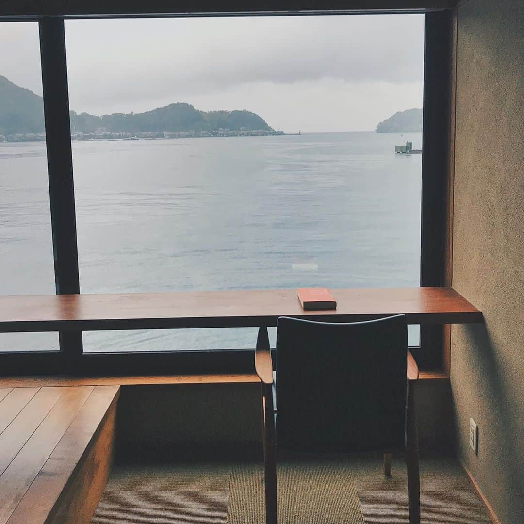 Kaori from Japanese Kitchenさんのインスタグラム写真 - (Kaori from Japanese KitchenInstagram)「久々の料理は定番の鮭定食。 ・ こんばんは。 旅行から帰ってきた久々の朝昼ごはん。 鮭とすだち以外全体的に茶色。 旬の里芋とれんこんがおいしい☺︎ そして今日のおやつは 京丹後の和久傳の森で買った蓮もち。 和久傳といえば れんこんを使った和菓子「西湖」が有名かと。 ・ 【薬膳の話】 薬膳的に見るとれんこんは 生と加熱で効能が違います。 生は身体の熱を取り除くので風邪で熱っぽい時に◎ 胃もたれには加熱した物がおすすめ。 加熱した場合、胃腸の働きの改善が期待できます。 旅行で胃が疲れ気味のため 今日はきんぴらにして 加熱したれんこんを取り入れました。 しょうがをプラスして温冷のバランスを取りました。 （レンコンは身体を冷やす食材） 今日もお疲れ様でした☺︎ ・ ・ 【おしながき】 白米 わかめと豆腐のお味噌汁 れんこんのきんぴら 焼き鮭とすだち ひじきの煮物 里芋と挽肉のエスニックあんかけ ・ ・ 以下、伊根の舟屋の宿の話です。 興味ない人はスルーで✋ 【 #伊根舟屋ステイ海凪 ほんとおすすめ】 先週末に行った京丹後の伊根町。伊根の舟屋群が近年インスタ映えスポットとして有名になってますが、舟屋をリノベーションした宿に泊まってきました。 空間使い、内装、インテリア、どれを取っても最高でした。また行きたいと心の底から思える宿です。この宿は素泊まり限定。1泊2食つきの宿は確かに楽だけど、純粋に部屋を楽しみたい時は素泊まりがいいと個人的に思います。周囲は静かで波の音しか聞こえない、誰にも邪魔されない環境が最高でした。 DMから質問いただいた内容など、感想まとめましたのでスワイプして10枚目を見てくだされば幸いです！床暖房ついてるから冬でもあったかいですよ。寝転んで朝ヨガしたらあったかくて嬉しかった笑 もう1件舟屋の宿がありますが、こちらがあまりにも情報量が少ないのでインスタの投稿に記録させてください。（泊まる前までは結構不安でした笑） 宿泊を検討されている方の参考になれば幸いです🙇🏻‍♀️ ・ ・ ・ ・ ・ 2020.11.4 Wed Hi from Tokyo! Here’s Japanese brunch:Baked rice, miso soup, Kinpira, Grilled salmon w/ citrus, simmered yam and minced meat w/ thick starchy sauce, and simmered hijiki seaweed. ・ ・ ・ ・ #Japanesefood #breakfast #朝ごはん #おうちごはん #早餐 #薬膳 #うつわ #自炊 #家庭料理 #松浦コータロー #佐藤もも子 #一汁三菜」11月4日 21時10分 - coco_kontasu