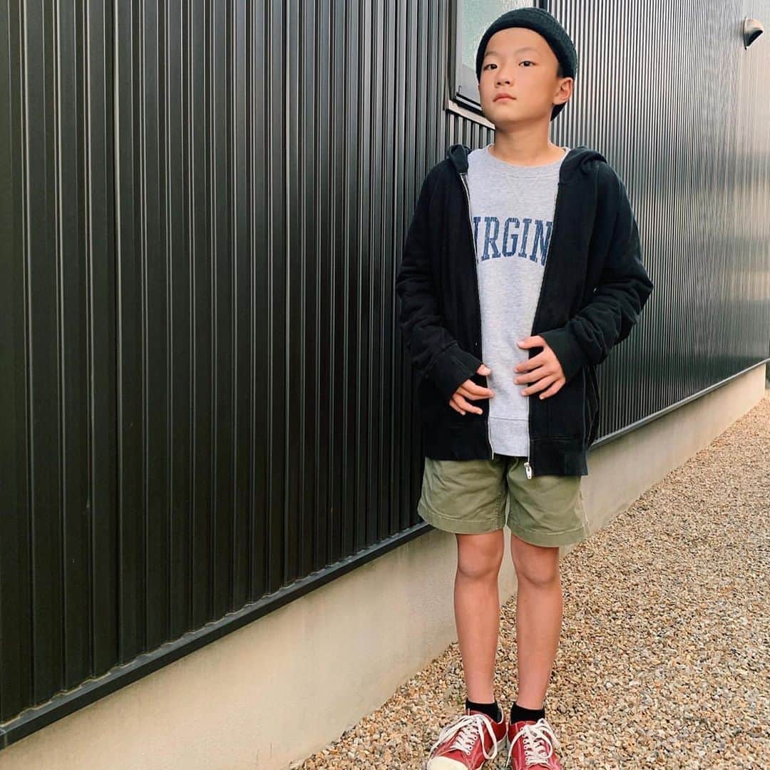 GLAZOSのインスタグラム：「pick up items!!! . . @aaaiii579171122 様 . 👑裏毛シティロゴプリントトレーナー. . . @joooooe_1029 様 . 👑ダンボールフードトレーナー. . . @rikugaku0106  👑ダンボールビッグロゴトレーナー . . #repost #ありがとうございます 😊 . . #glazos #kidsfashion #kids #kidsootd #kids #kidscoordinate #男の子 #子供服 #兄弟コーデ #おそろいコーデ #tシャツ #wear #小学生男子 #小学生 #ジュニア服 #秋服 #秋服コーデ #チノパンツ #中学生コーデ #トレーナー #シンプルコーデ #ドロップショルダー #フードトレーナー」